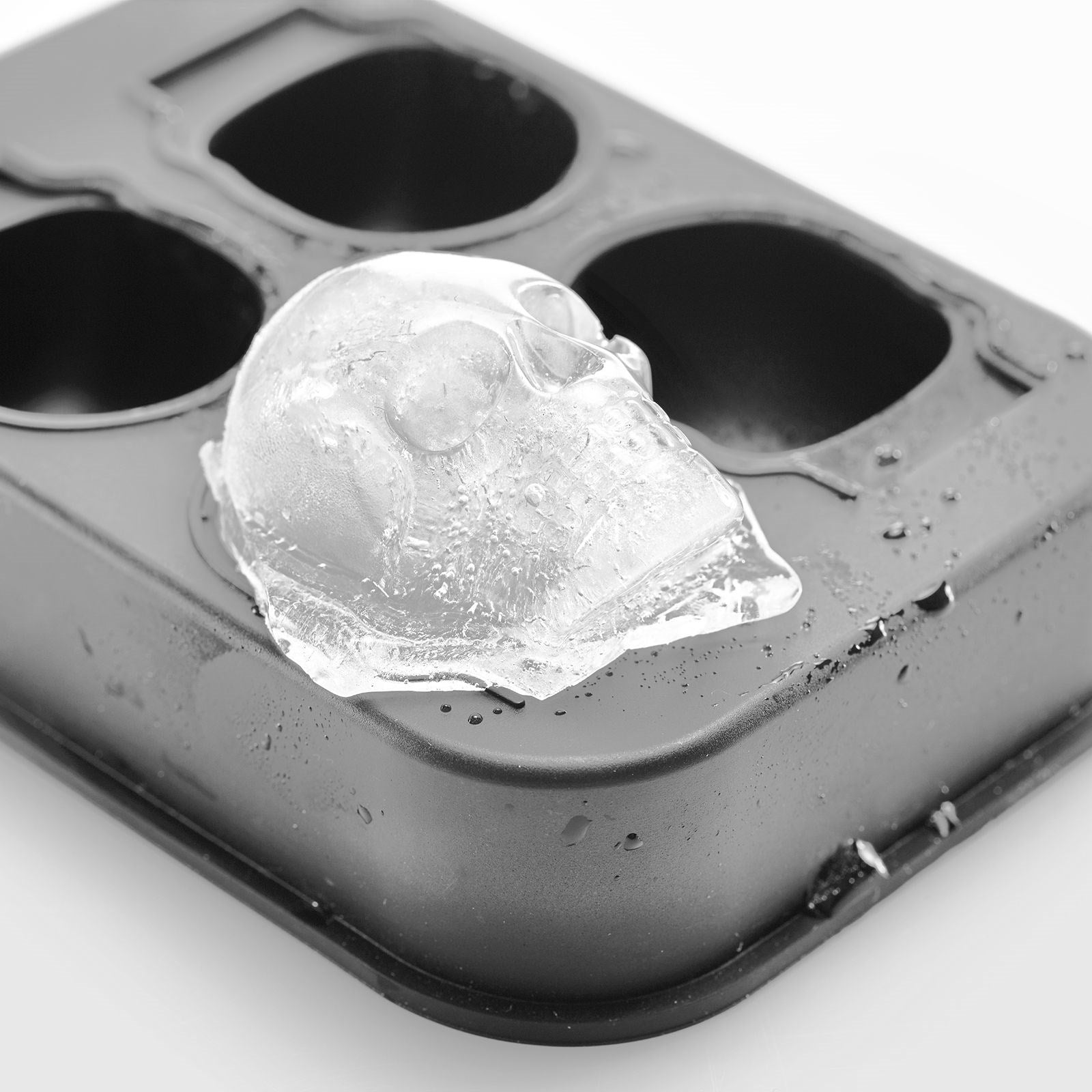 Eiswürfelform Mr. Skully von Westmark: Schädel-Design, mit Deckel, ideal für originelle Drinks und unvergessliche Partys.