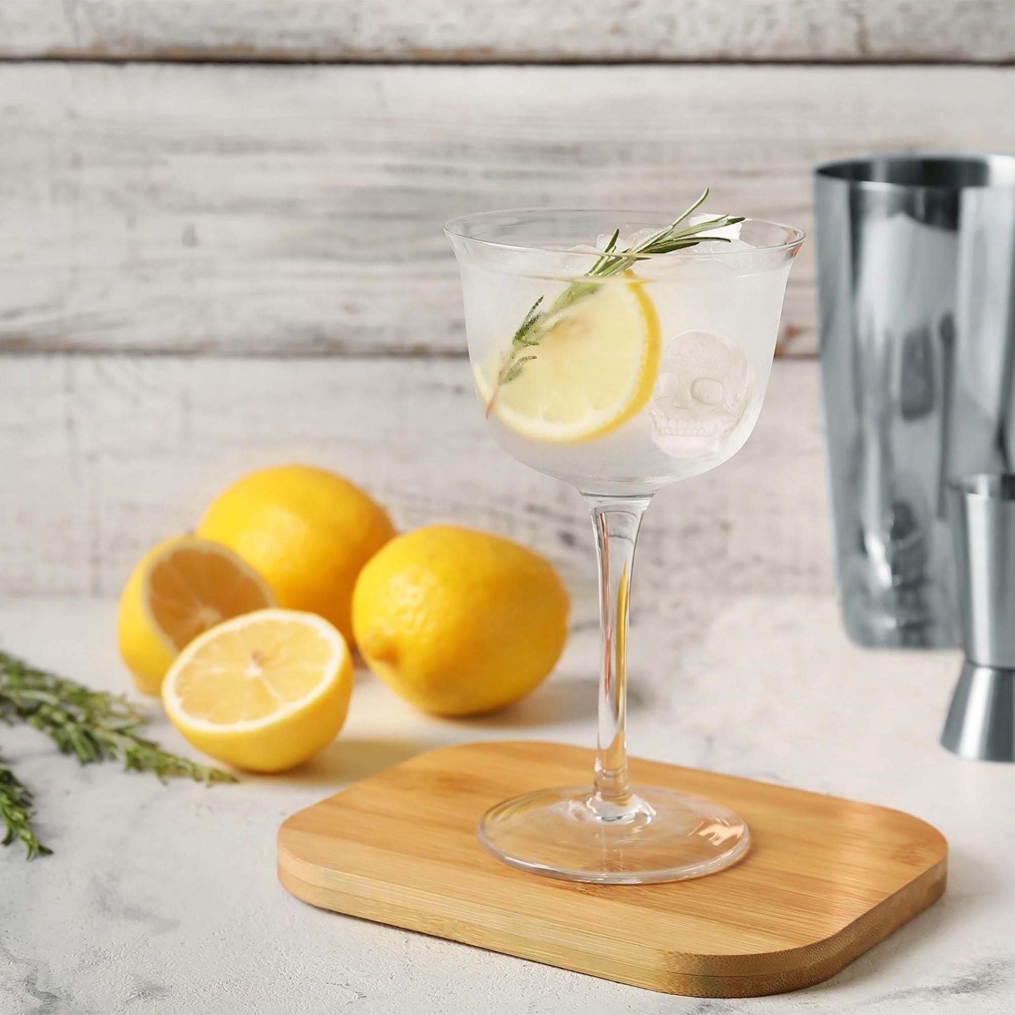 Eiswürfelform Mr. Skully von Westmark: Schädel-Design, mit Deckel, perfekt für kreative Drinks und besondere Party-Momente.