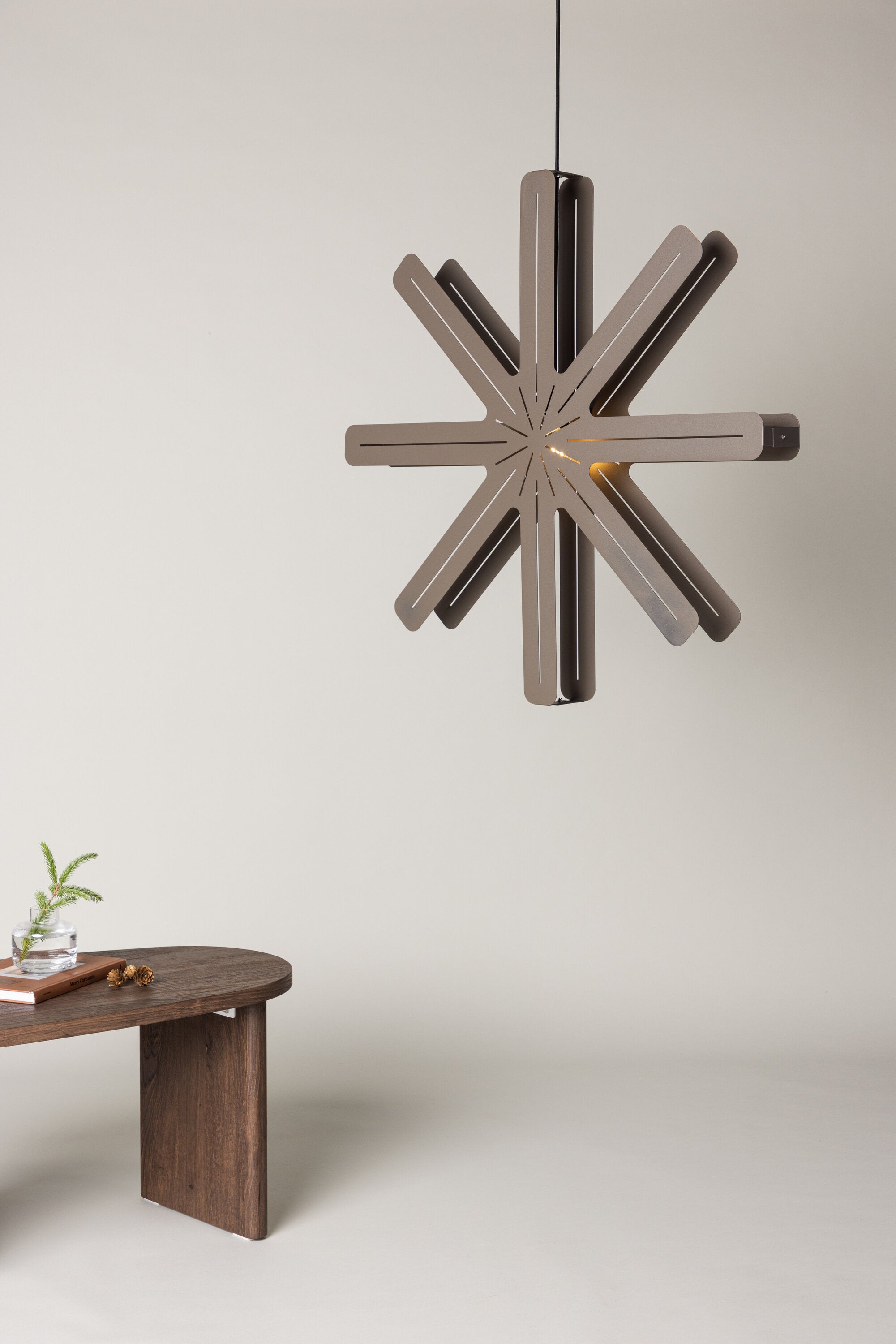 Säfsen Pendelleuchte in Mokka präsentiert im Onlineshop von KAQTU Design AG. Weihnachtszubehör ist von Venture Home