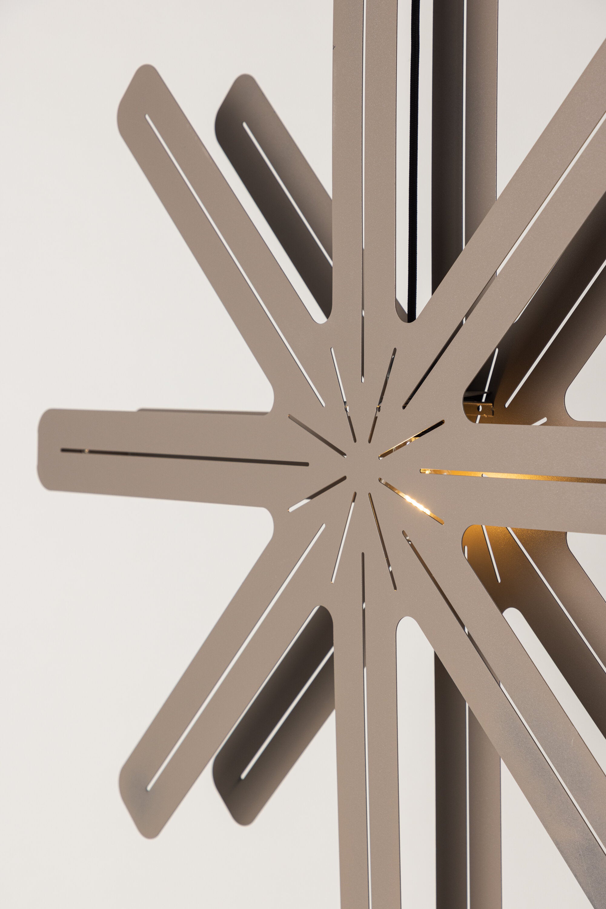 Säfsen Pendelleuchte in Mokka präsentiert im Onlineshop von KAQTU Design AG. Weihnachtszubehör ist von Venture Home