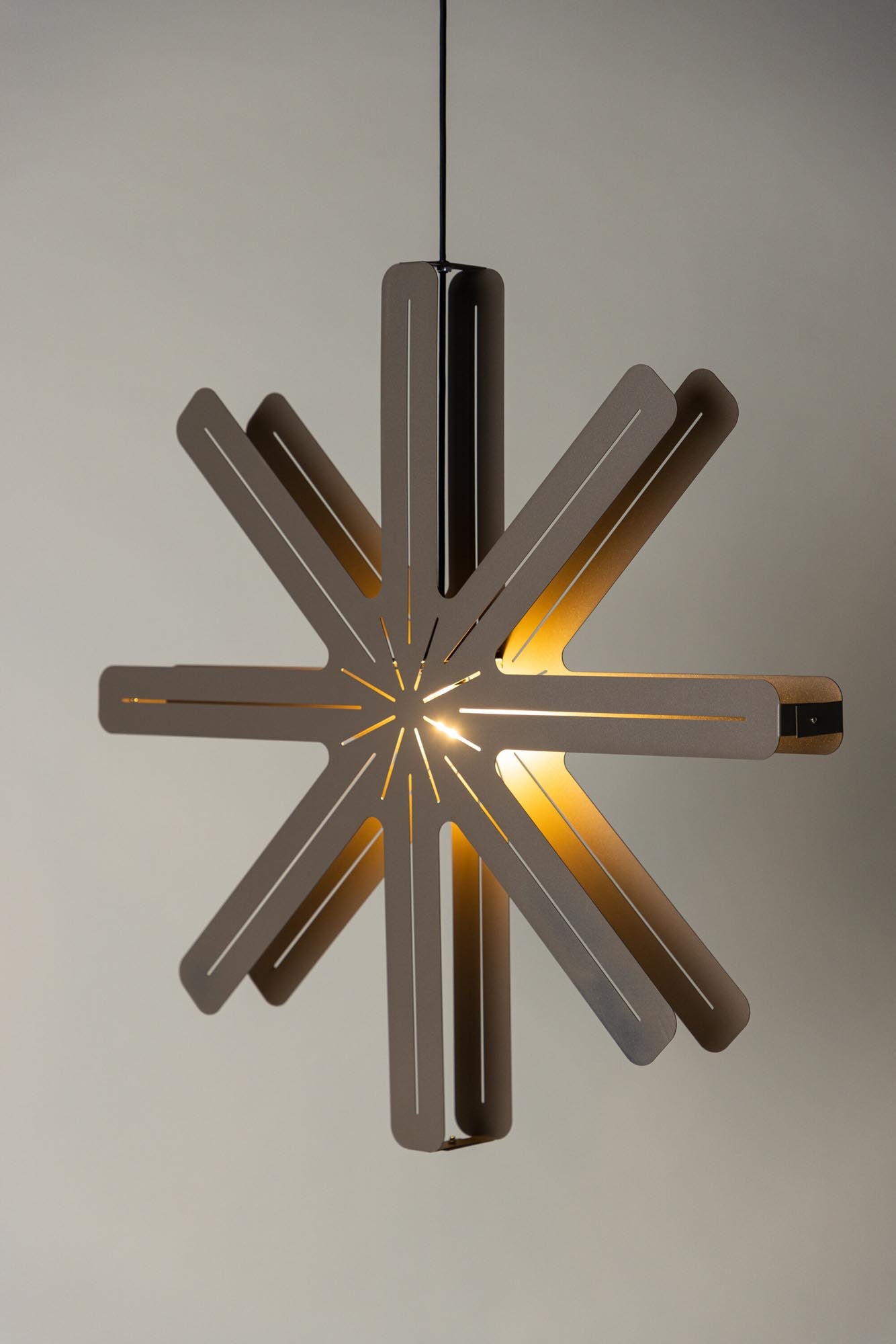 Entdecken Sie die Säfsen Pendelleuchte von Venture Home – ein elegantes Licht-Element, das Ihr Zuhause stilvoll erhellt und festliche Atmosphäre schafft.