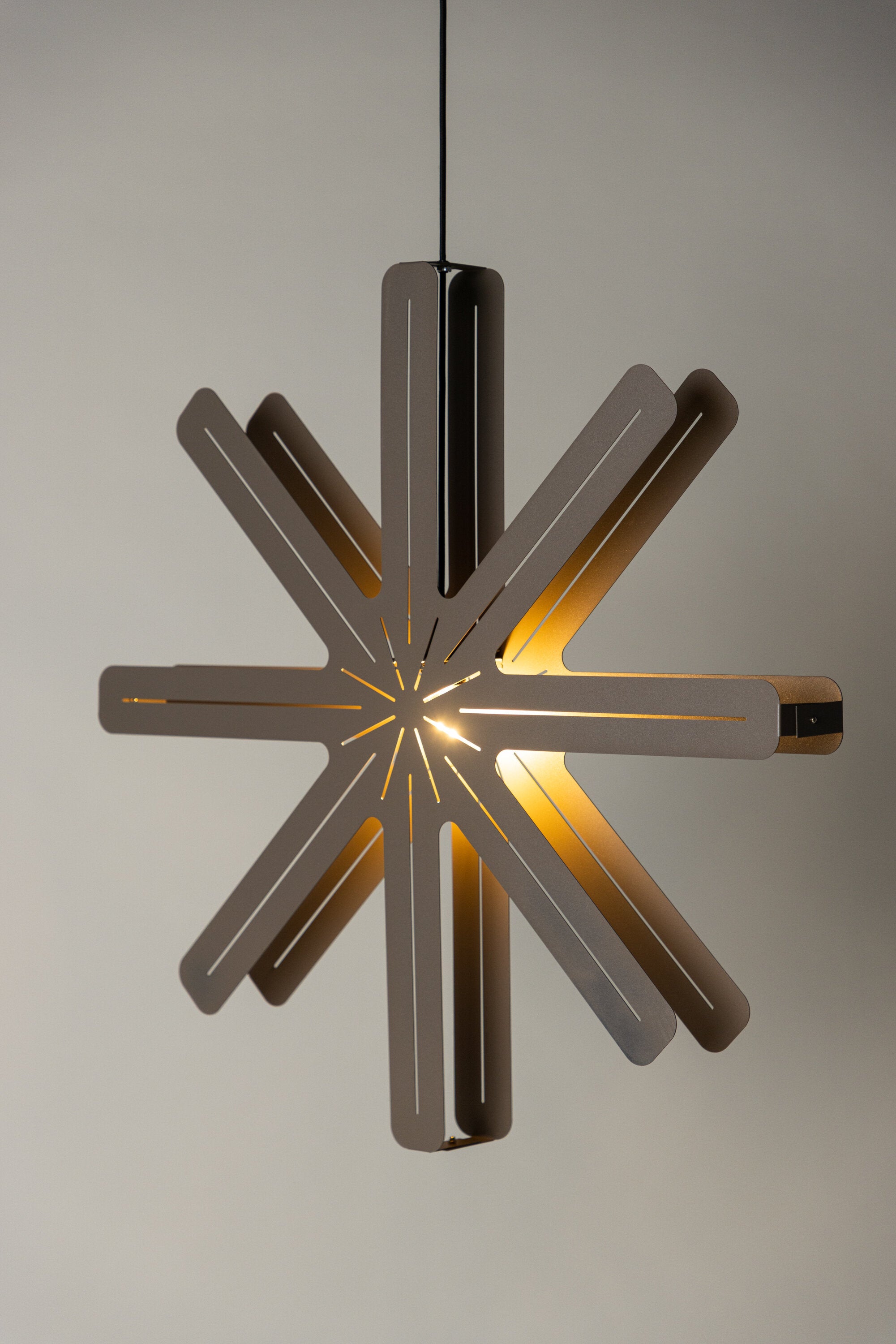 Säfsen Pendelleuchte in Mokka präsentiert im Onlineshop von KAQTU Design AG. Weihnachtszubehör ist von Venture Home