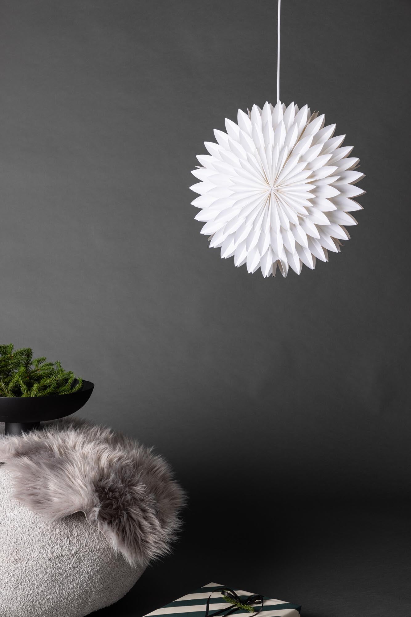 Storlien Pendelleuchte von Venture Home: Hochwertiger Papierstern für festliche Stimmung und gemütliches Licht in jedem Raum.