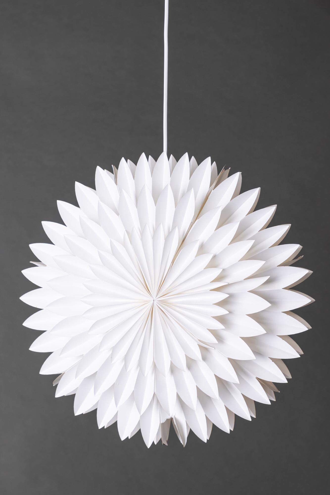 Storlien Pendelleuchte von Venture Home: Eleganter Papierstern, der warmes Licht und festliche Atmosphäre in Ihr Zuhause bringt.