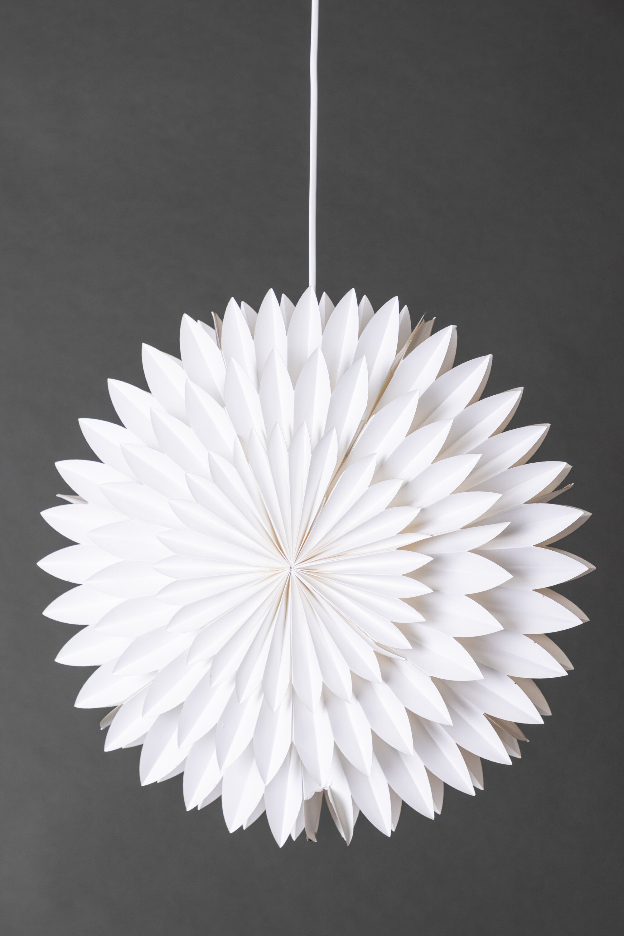Storlien Pendelleuchte in Weiss präsentiert im Onlineshop von KAQTU Design AG. Weihnachtszubehör ist von Venture Home