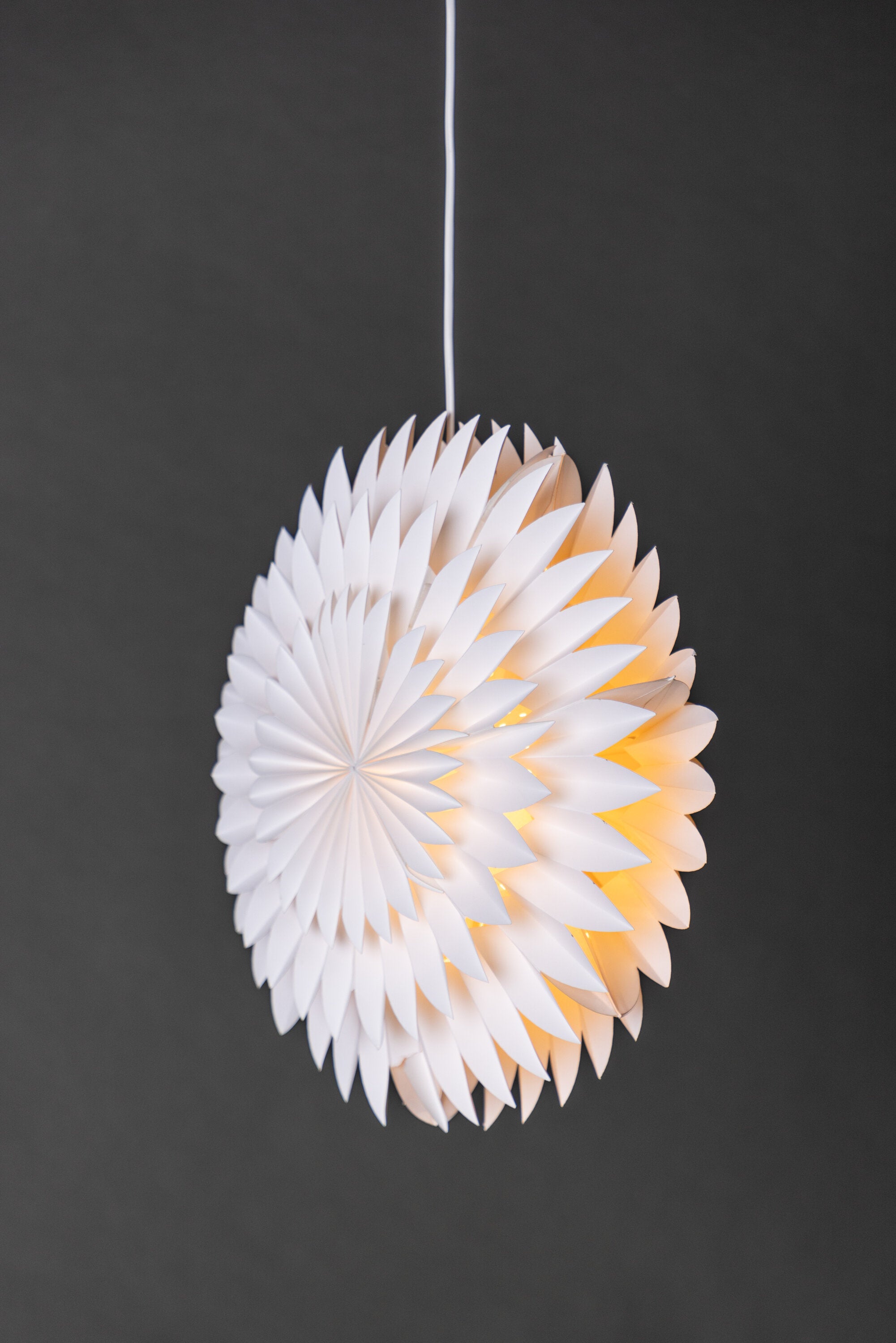 Storlien Pendelleuchte in Weiss präsentiert im Onlineshop von KAQTU Design AG. Weihnachtszubehör ist von Venture Home