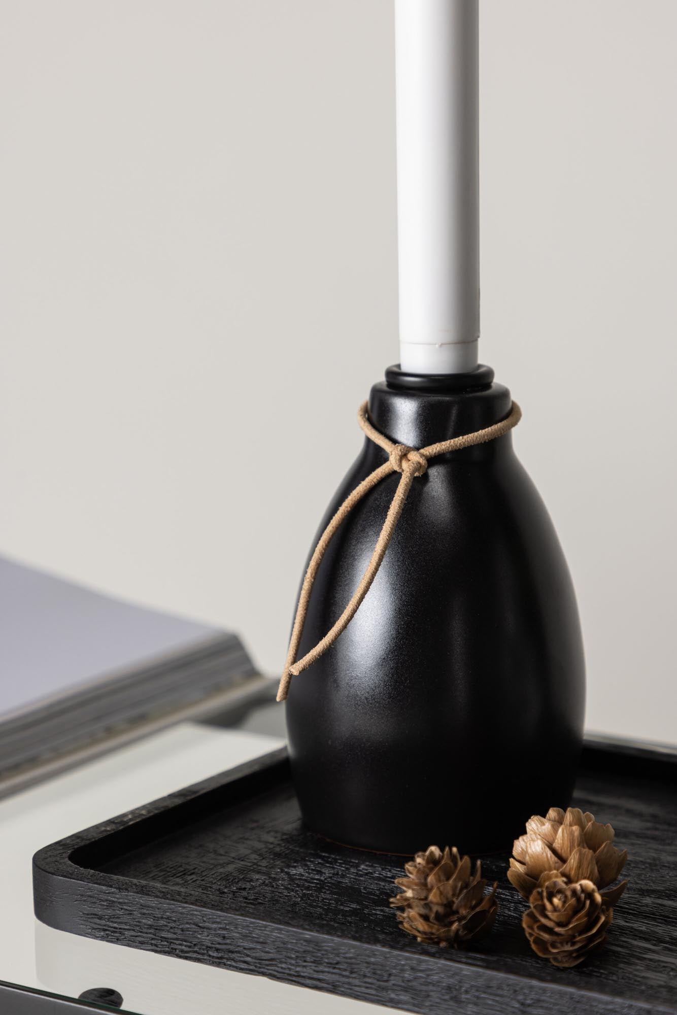 Ulricehamn Kerzenhalter von Venture Home: Eleganter Kunststoff-Kerzenständer mit warmem LED-Licht für vielseitige Dekoration und gemütliche Abende.