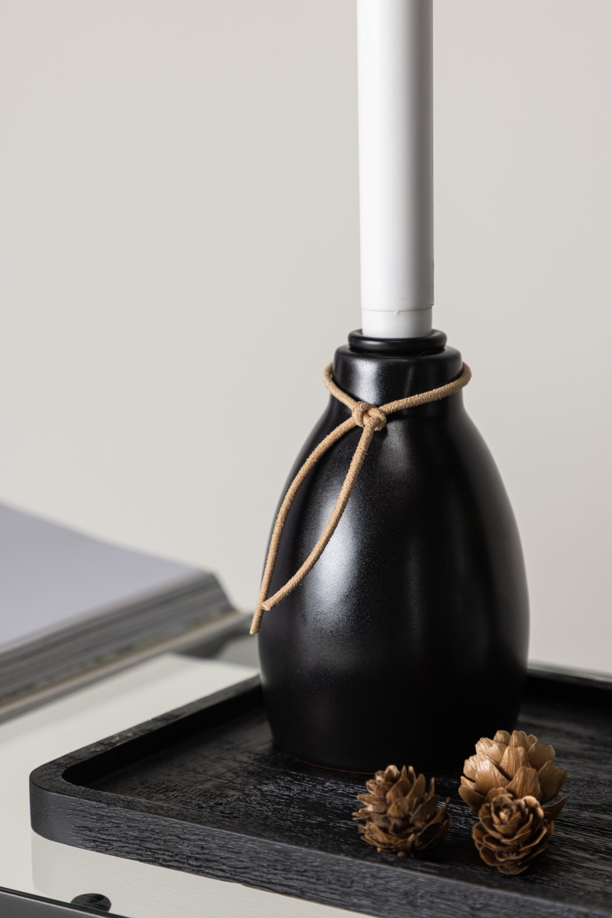 Ulricehamn Kerzenhalter in Schwarz präsentiert im Onlineshop von KAQTU Design AG. Kerzenständer ist von Venture Home