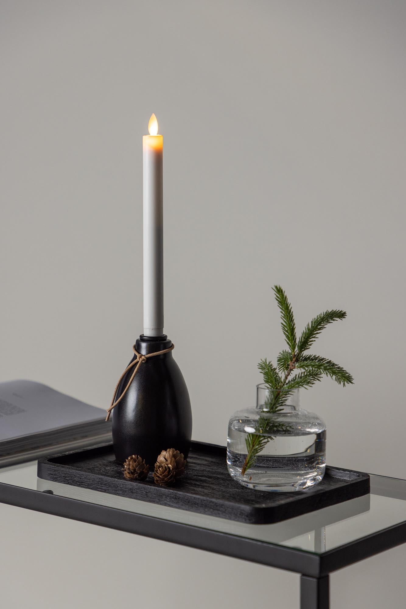 Eleganter Ulricehamn Kerzenhalter: Stilvolles Design, LED-Licht, vielseitig einsetzbar, ideal für gemütliche Abende und festliche Anlässe.