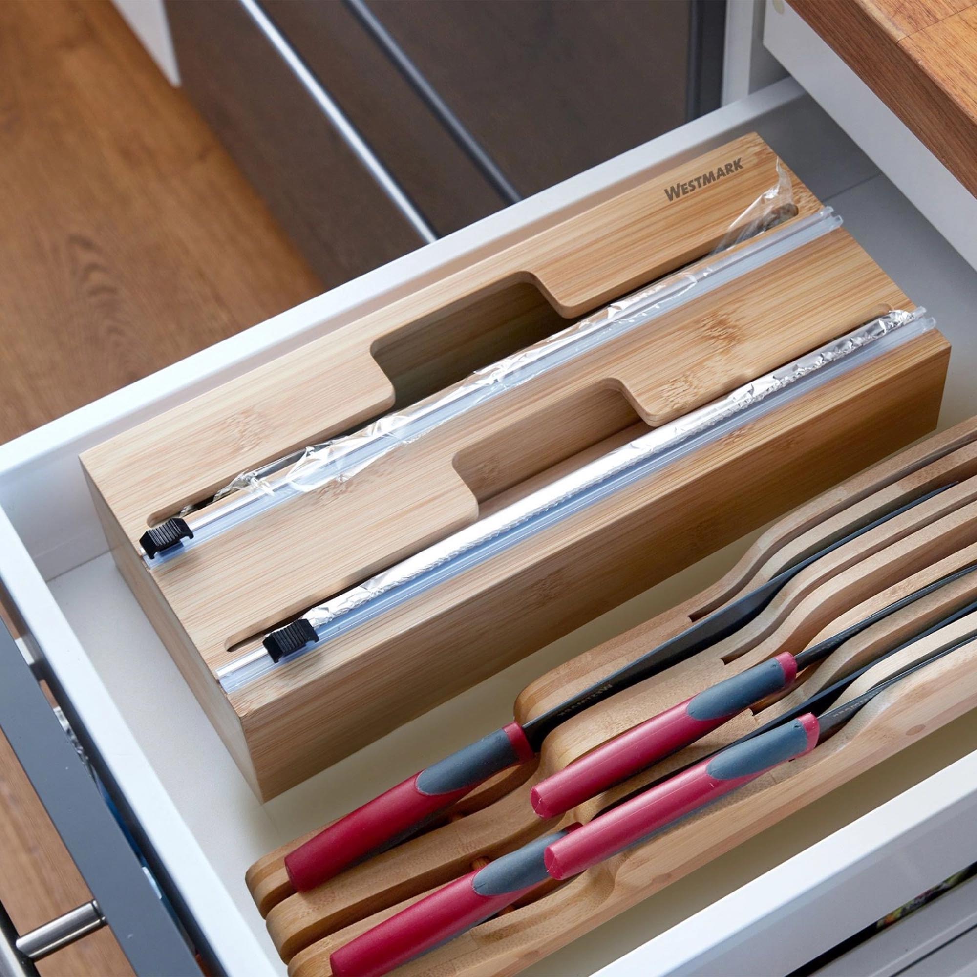 Praktischer Folienspender von Westmark mit integrierter Schneidvorrichtung, perfekt für einfaches und sauberes Zuschneiden von Folien.