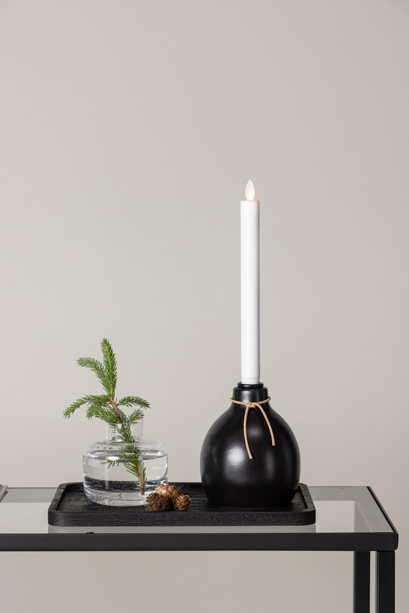 Ulricehamn Kerzenhalter von Venture Home: Elegantes Accessoire mit LED-Technologie für stimmungsvolle Beleuchtung und vielseitige Dekoration.