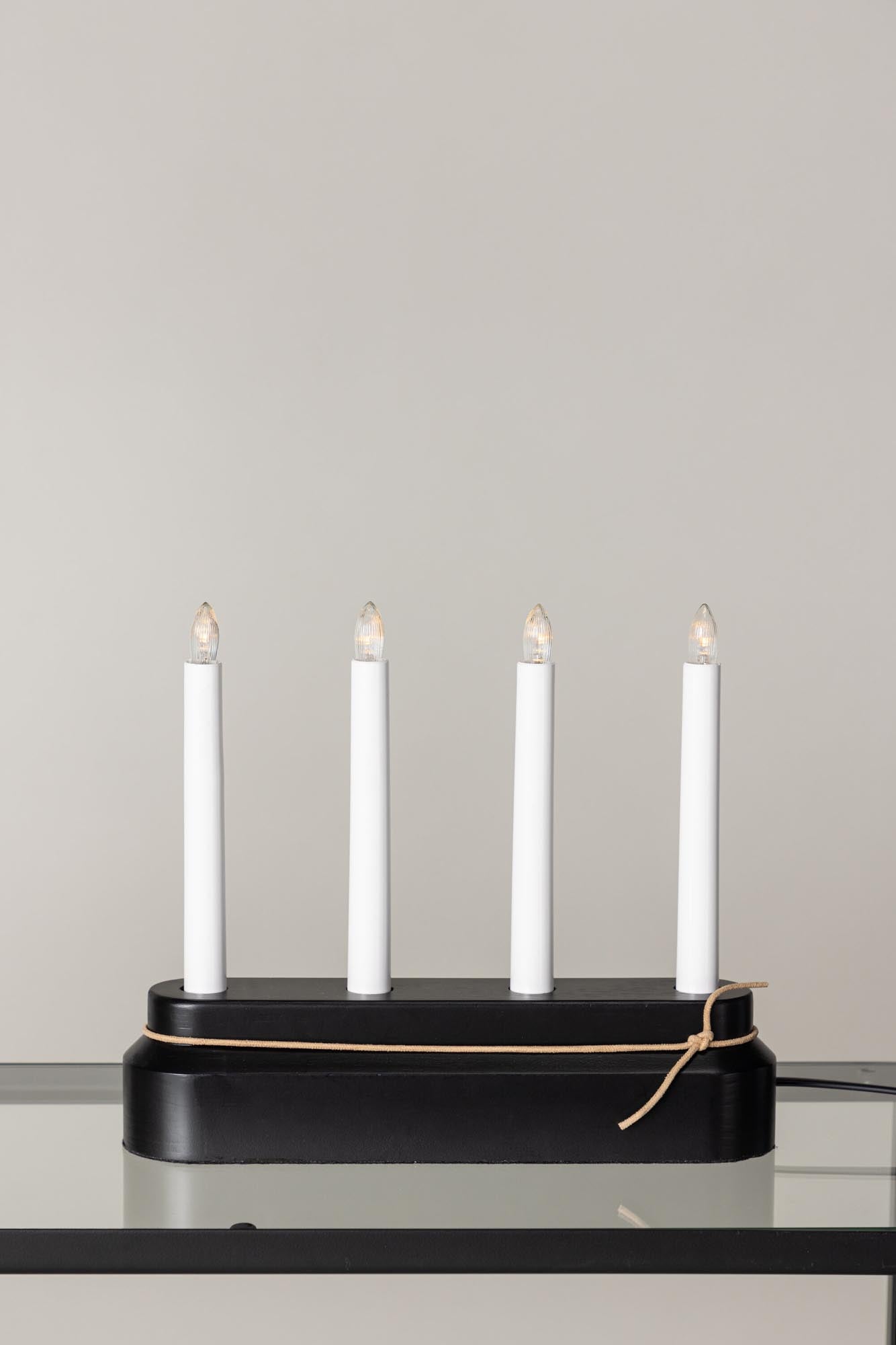 Der Näsfjället Kerzenhalter von Venture Home ist ein elegantes, nachhaltiges Deko-Element aus Kiefernholz mit LED-Beleuchtung für stimmungsvolle Akzente.