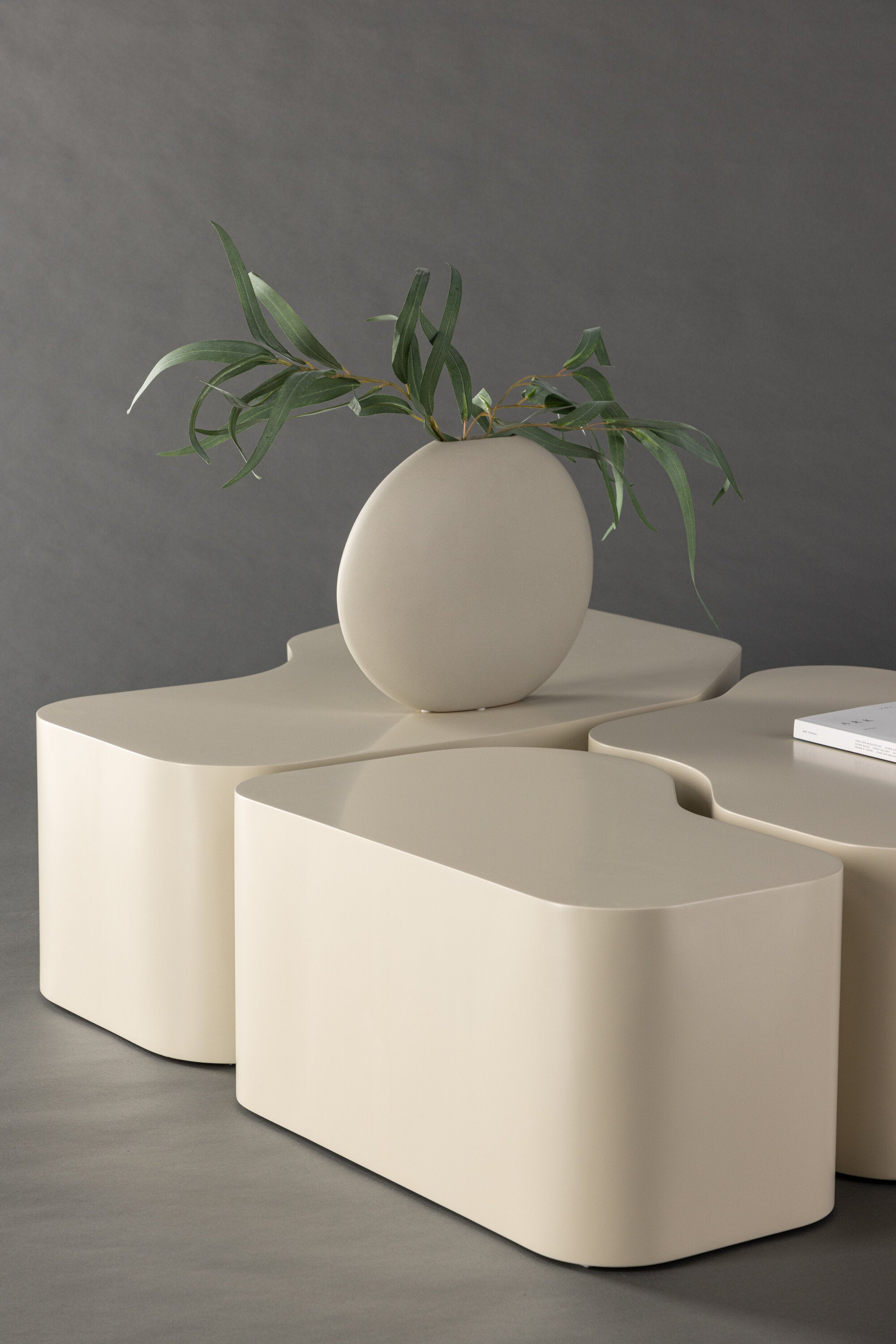 Nordland Coffee Tisch in Beige präsentiert im Onlineshop von KAQTU Design AG. Beistelltisch ist von Venture Home