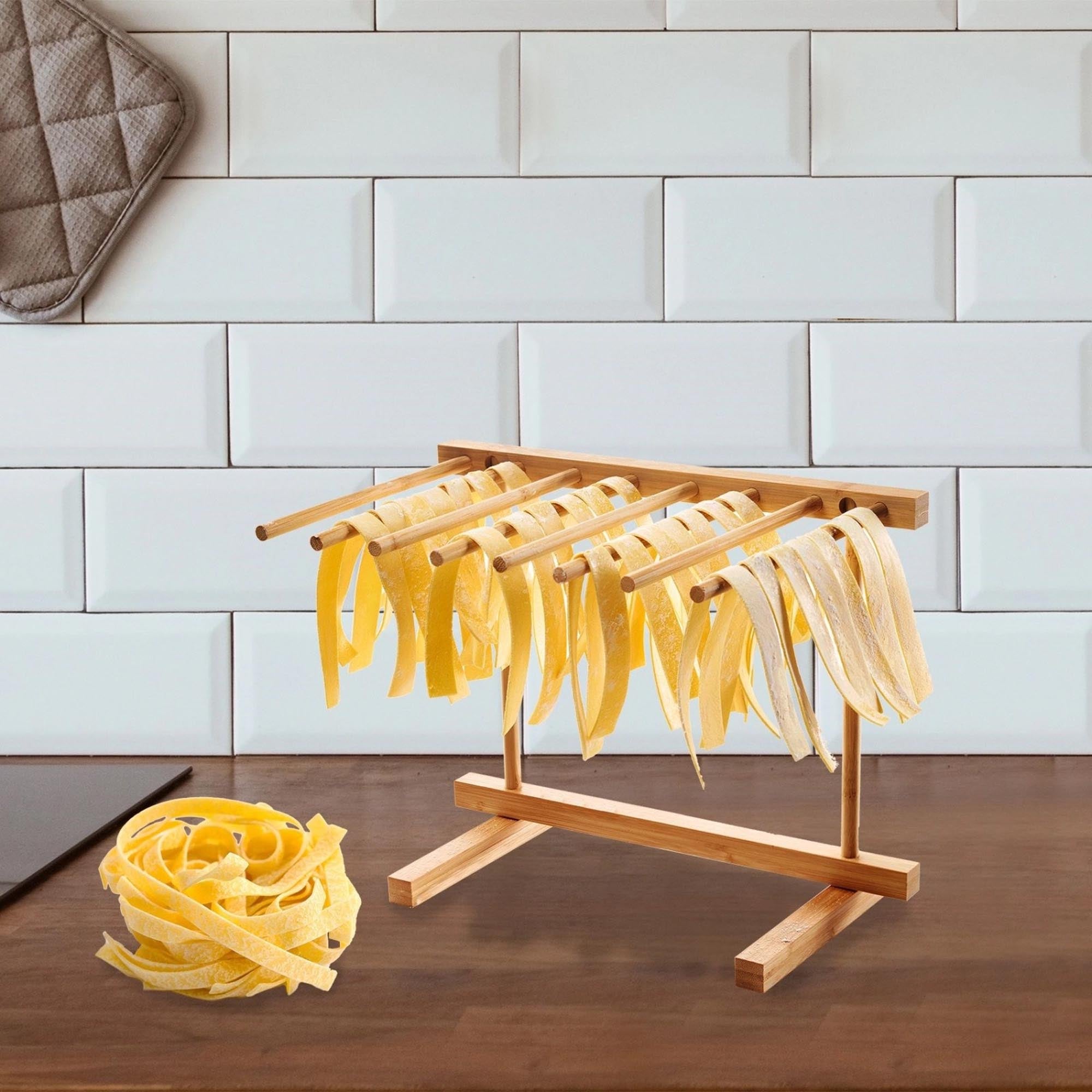 Praktischer Pastatrockner aus Bambus von Westmark, ideal für frische Pasta, umweltfreundlich, platzsparend und robust.