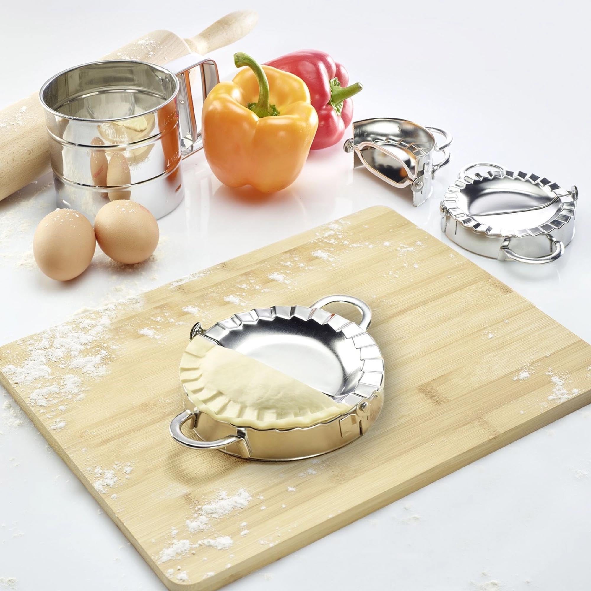 Ravioliformer Gina 9.5cm von Westmark: Praktisches Küchenwerkzeug für hausgemachte Ravioli, leicht zu handhaben, vielseitig einsetzbar.