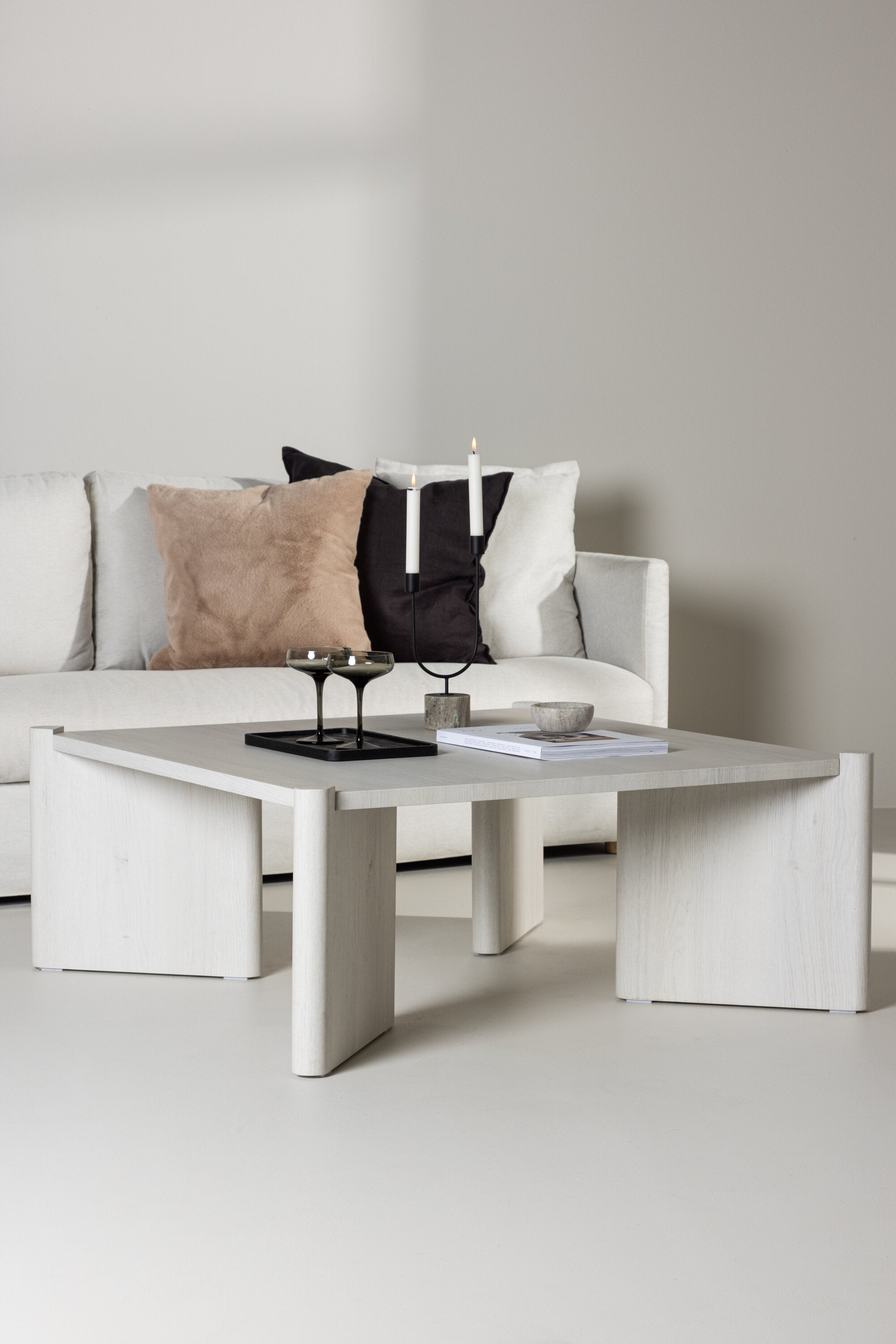 Rogaland Coffee Tisch in Tünchen präsentiert im Onlineshop von KAQTU Design AG. Beistelltisch ist von Venture Home