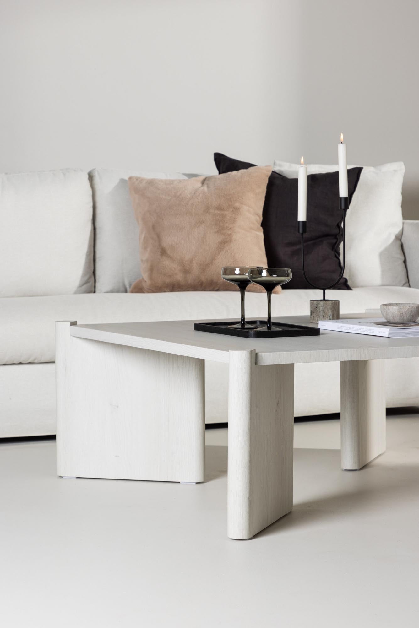 Entdecken Sie den eleganten Rogaland Couchtisch von Venture Home: Luxuriöse Marmoroptik, großzügige Ablagefläche und pflegeleichtes Design für Ihr Zuhause.
