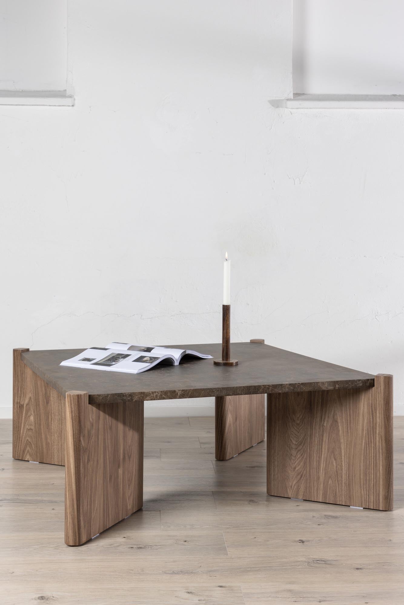 Rogaland Couchtisch: Eleganz und Funktionalität vereint in einem stilvollen Möbelstück für Ihr modernes Wohnzimmer.