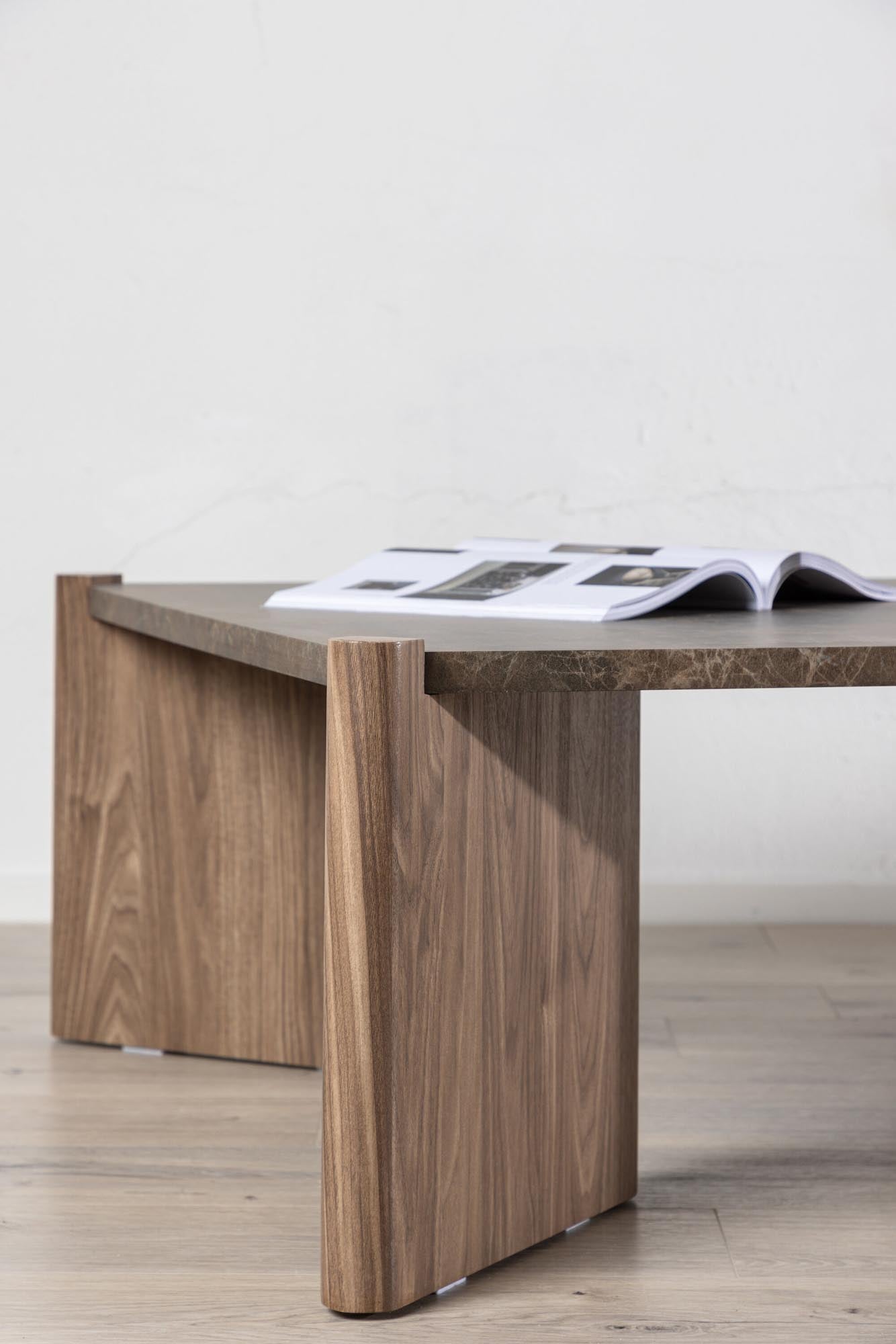 Rogaland Couchtisch von Venture Home: Luxuriöse Marmoroptik, großzügige Fläche und pflegeleichtes Design für Ihr stilvolles Zuhause.