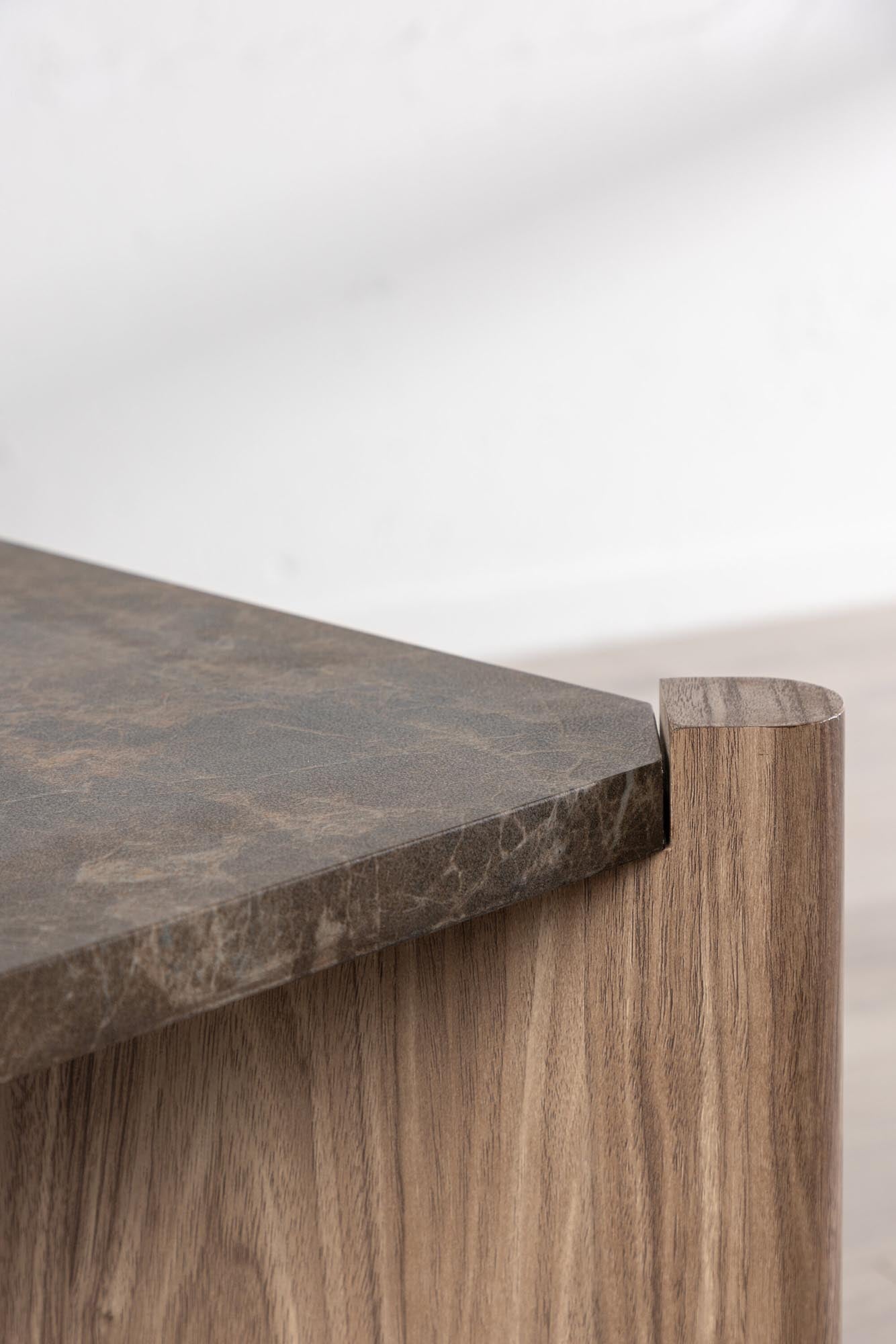 Entdecken Sie den Rogaland Couchtisch von Venture Home: Elegantes Design, großzügige Ablagefläche und pflegeleichte Marmoroptik für Ihr modernes Wohnzimmer.