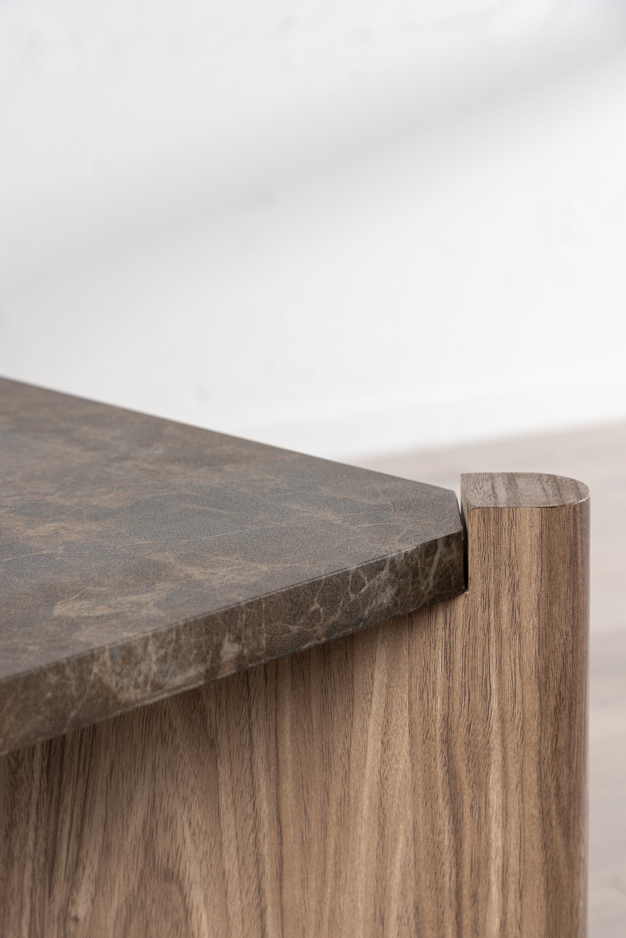 Rogaland Coffee Tisch in Braun präsentiert im Onlineshop von KAQTU Design AG. Beistelltisch ist von Venture Home