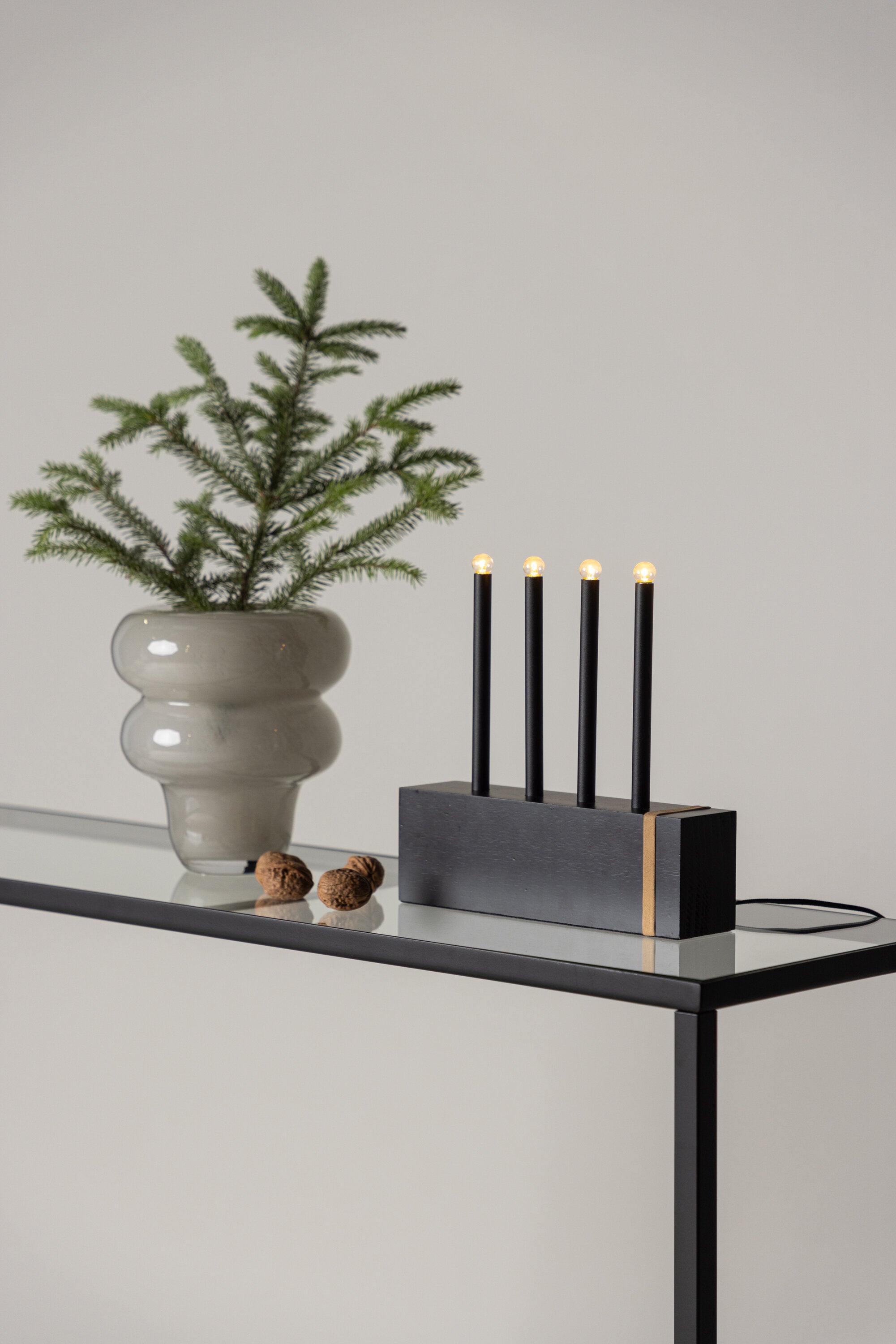 Fjällberget Tischlampe in Schwarz präsentiert im Onlineshop von KAQTU Design AG. Weihnachtszubehör ist von Venture Home