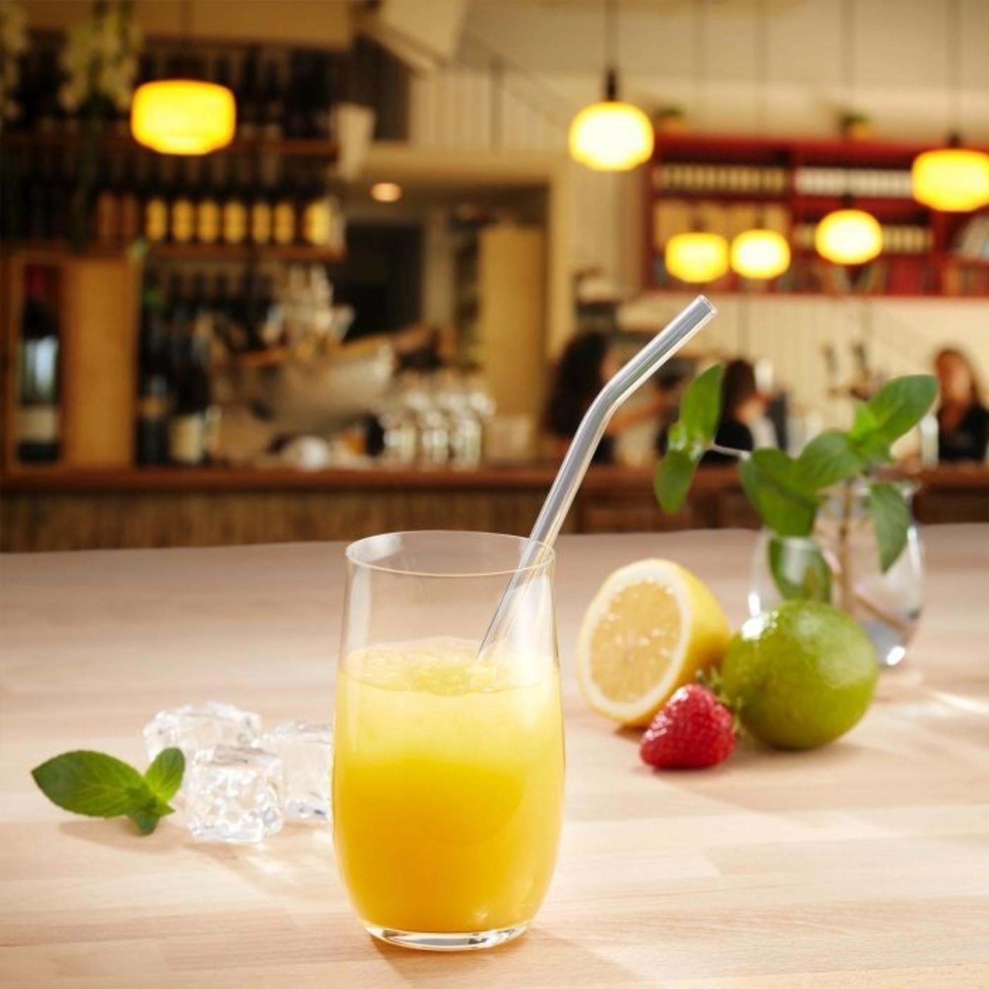 Set aus 6 gebogenen Glas-Trinkhalmen, 200 mm lang, mit Reinigungsbürste, nachhaltig, robust und ideal für umweltbewusstes Trinken.