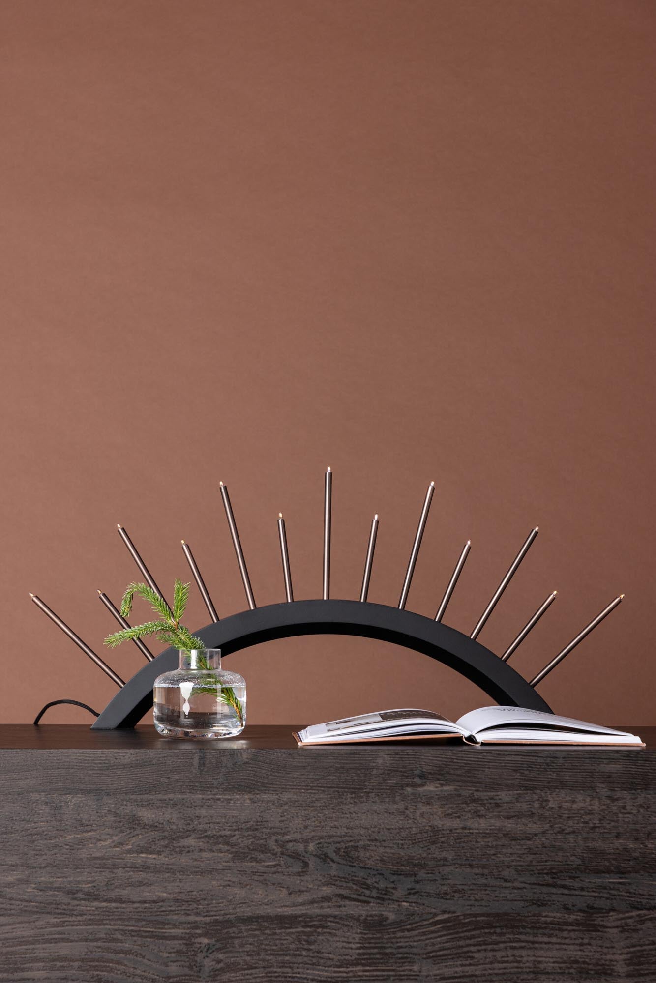 Die Björnrike Tischlampe vereint modernes Design und Gemütlichkeit. Ihr warmes Licht schafft eine einladende Atmosphäre und ist perfekt für die Wintermonate.