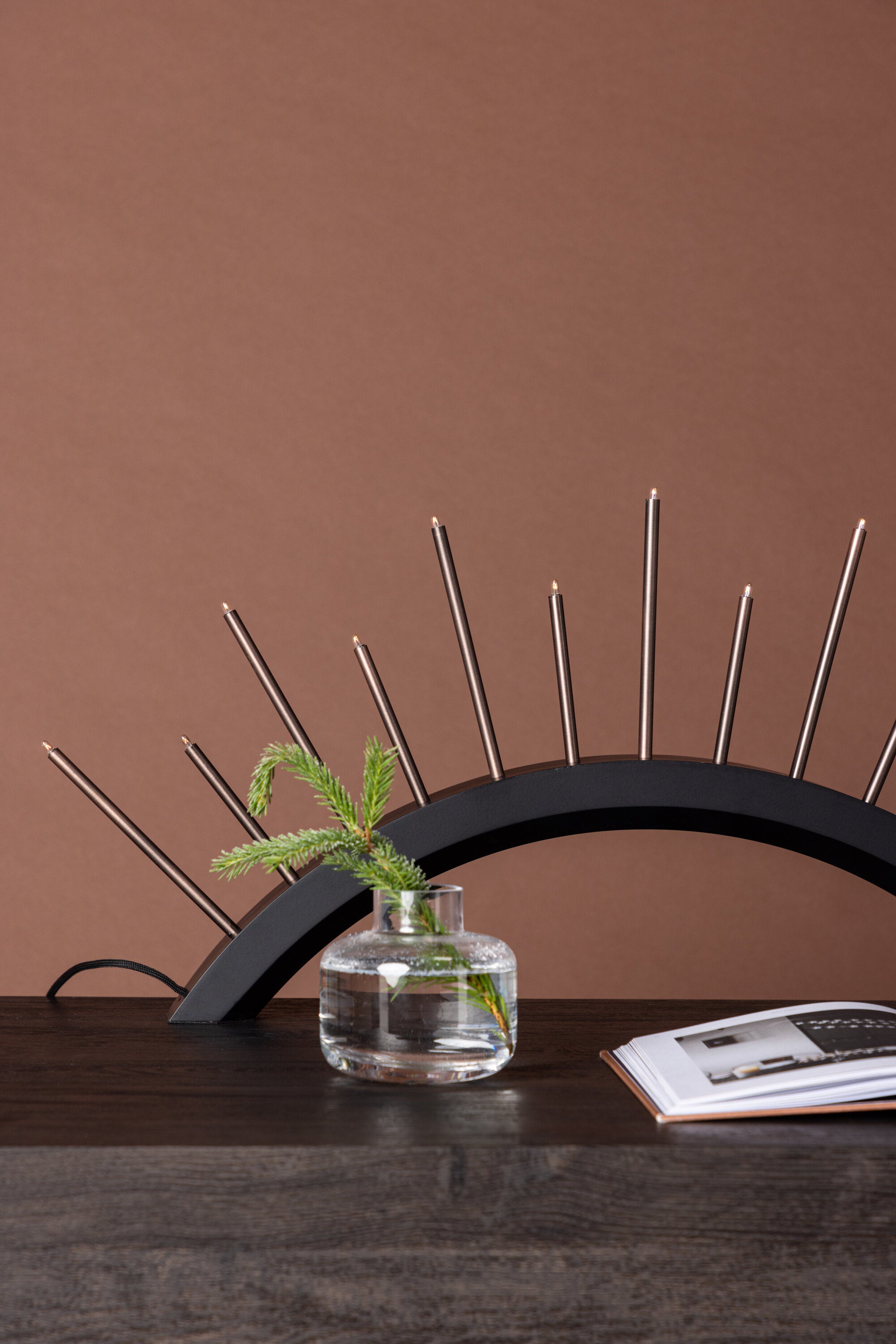 Björnrike Tischlampe in Schwarz präsentiert im Onlineshop von KAQTU Design AG. Weihnachtszubehör ist von Venture Home