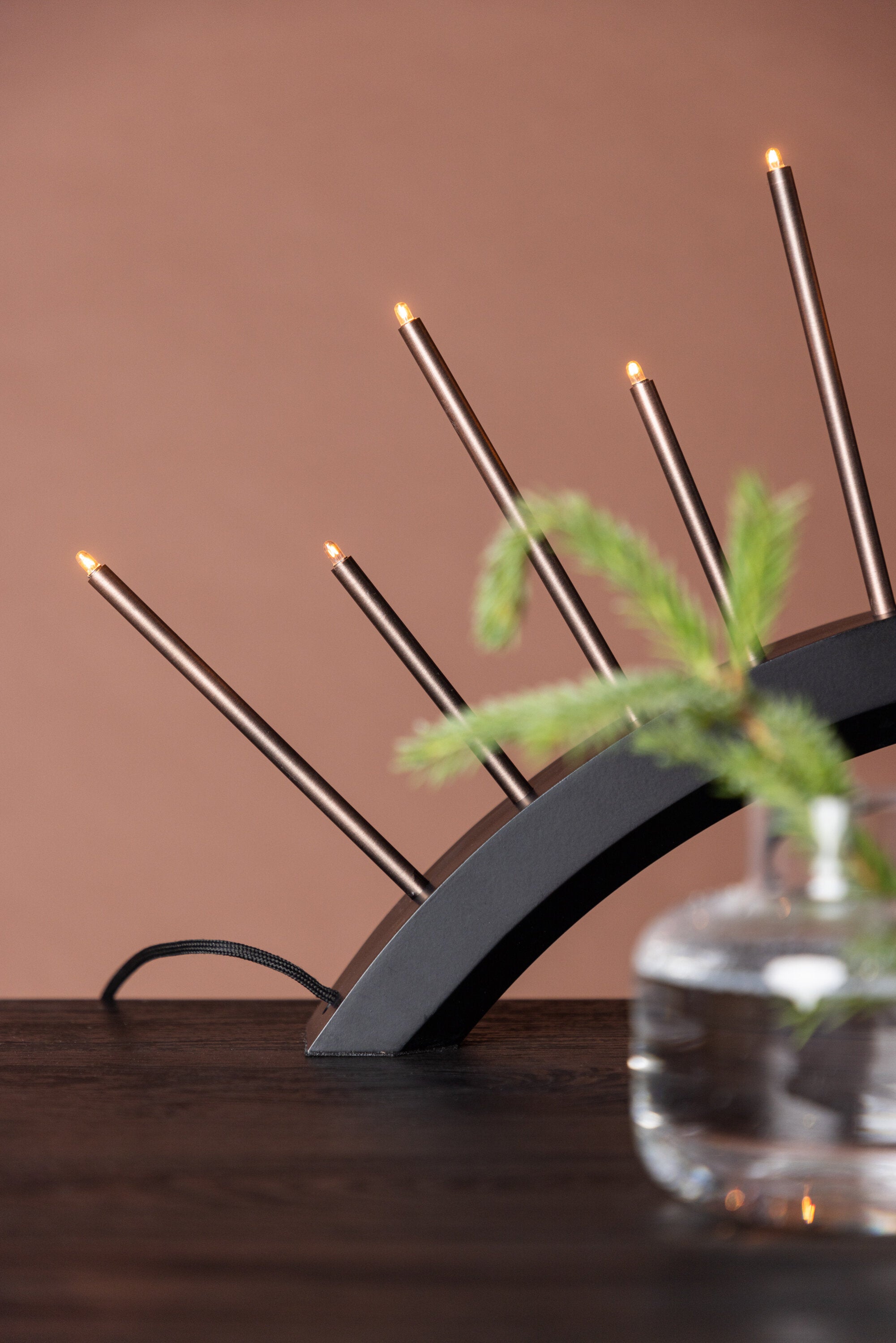 Björnrike Tischlampe in Schwarz präsentiert im Onlineshop von KAQTU Design AG. Weihnachtszubehör ist von Venture Home