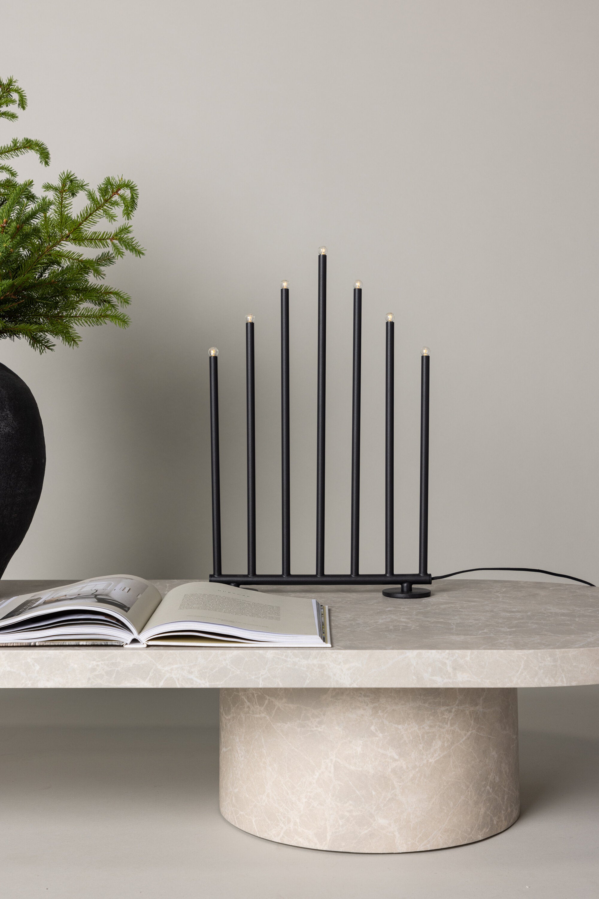 Björnfjället Tischlampe in Schwarz präsentiert im Onlineshop von KAQTU Design AG. Weihnachtszubehör ist von Venture Home