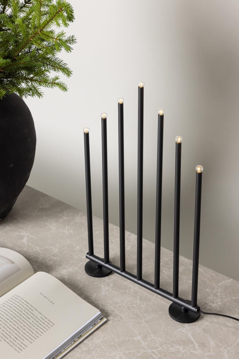 Björnfjället Tischlampe in Schwarz präsentiert im Onlineshop von KAQTU Design AG. Weihnachtszubehör ist von Venture Home