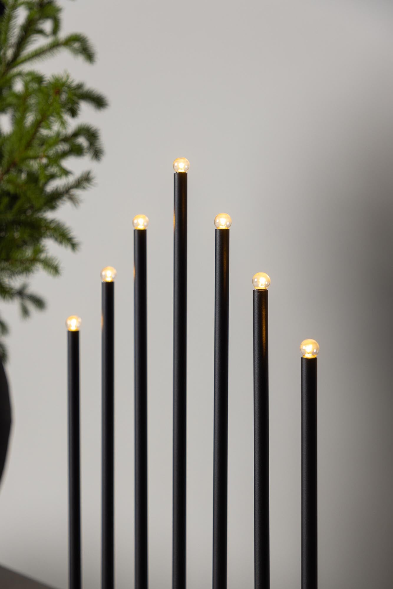 Björnfjället Tischlampe: Elegante Lichtquelle aus robustem Stahl, ideal für festliche Anlässe und moderne Wohnräume.