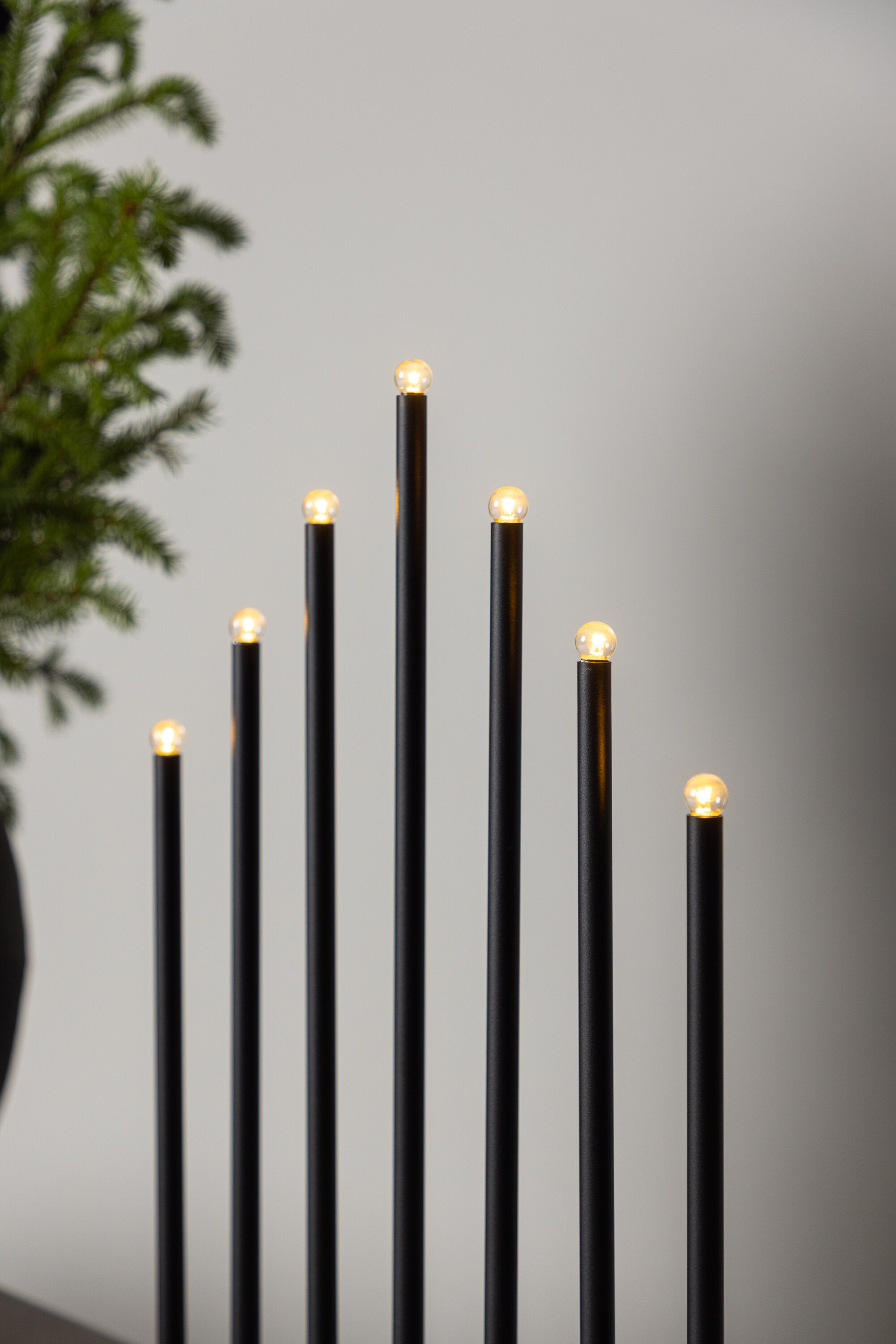 Björnfjället Tischlampe in Schwarz präsentiert im Onlineshop von KAQTU Design AG. Weihnachtszubehör ist von Venture Home