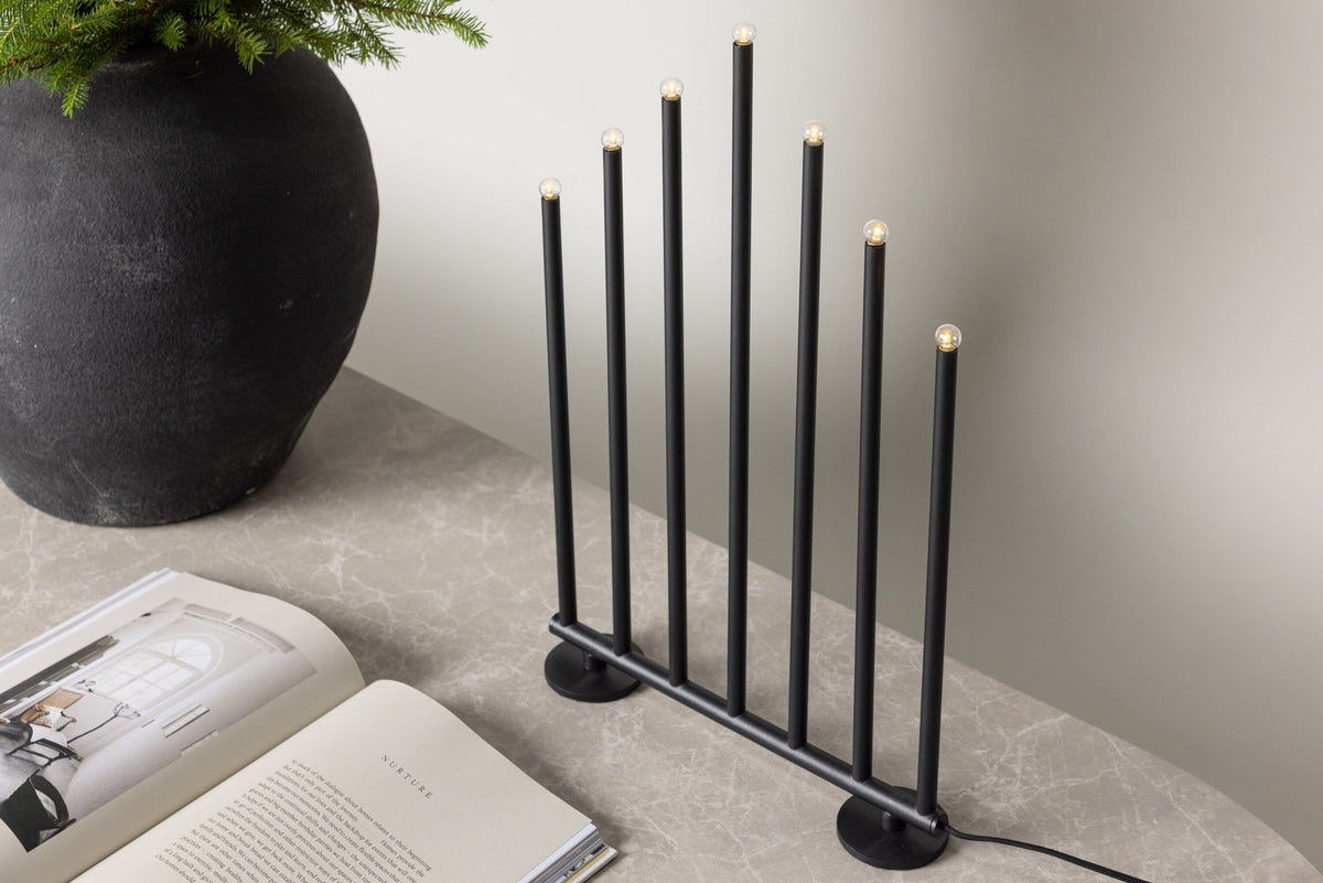Björnfjället Tischlampe in Schwarz präsentiert im Onlineshop von KAQTU Design AG. Tischleuchte ist von Venture Home