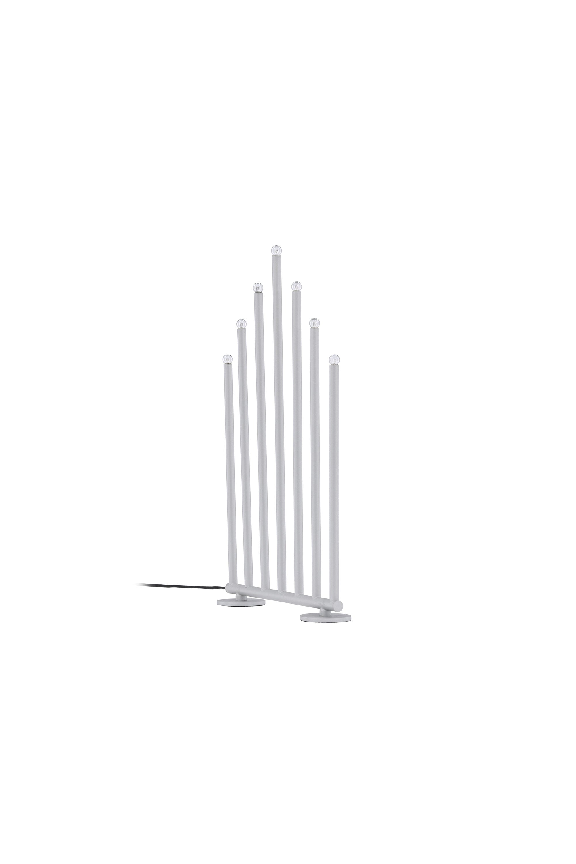Björnfjället Tischlampe in Silber präsentiert im Onlineshop von KAQTU Design AG. Weihnachtszubehör ist von Venture Home