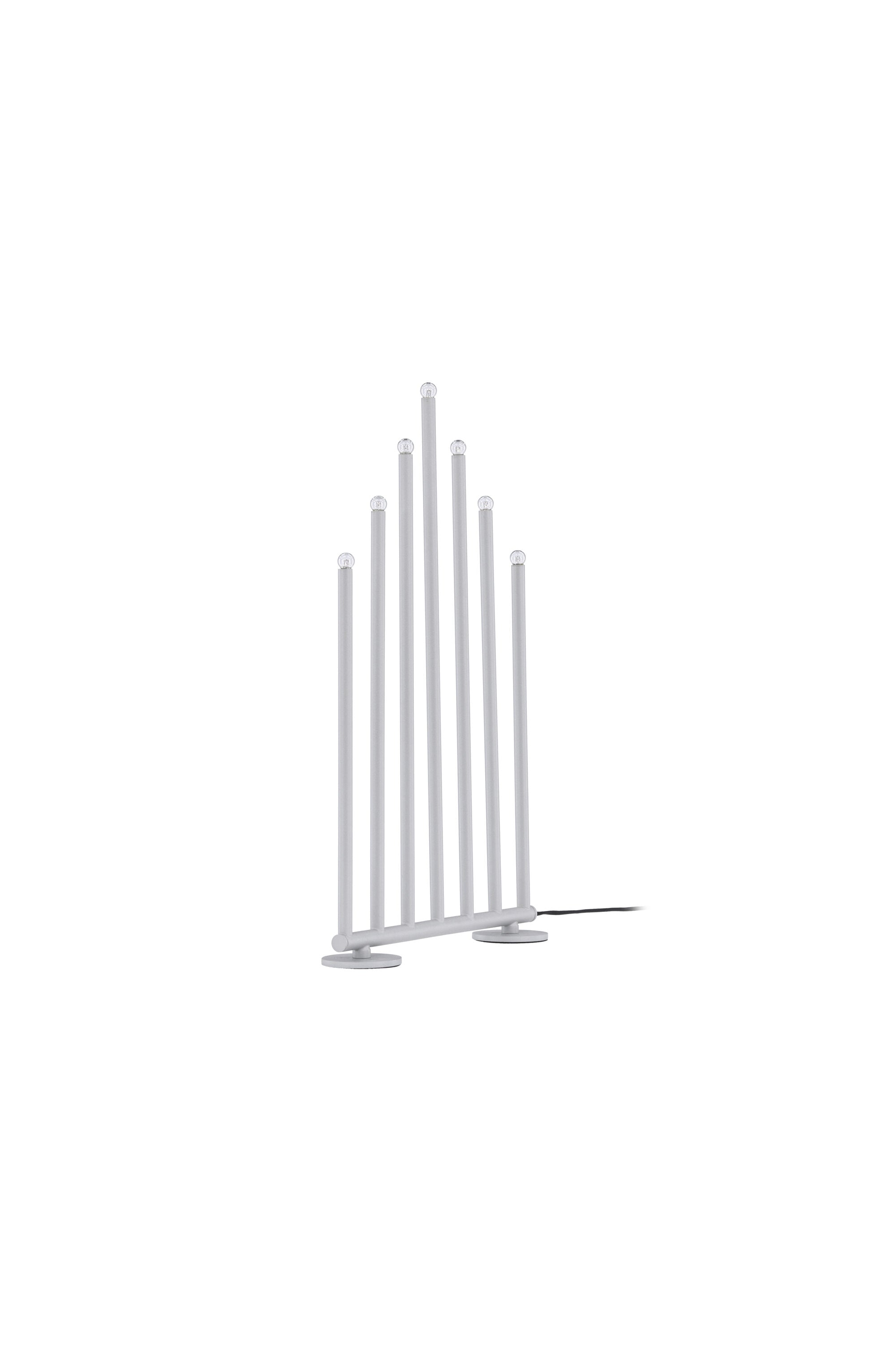 Björnfjället Tischlampe in Silber präsentiert im Onlineshop von KAQTU Design AG. Weihnachtszubehör ist von Venture Home