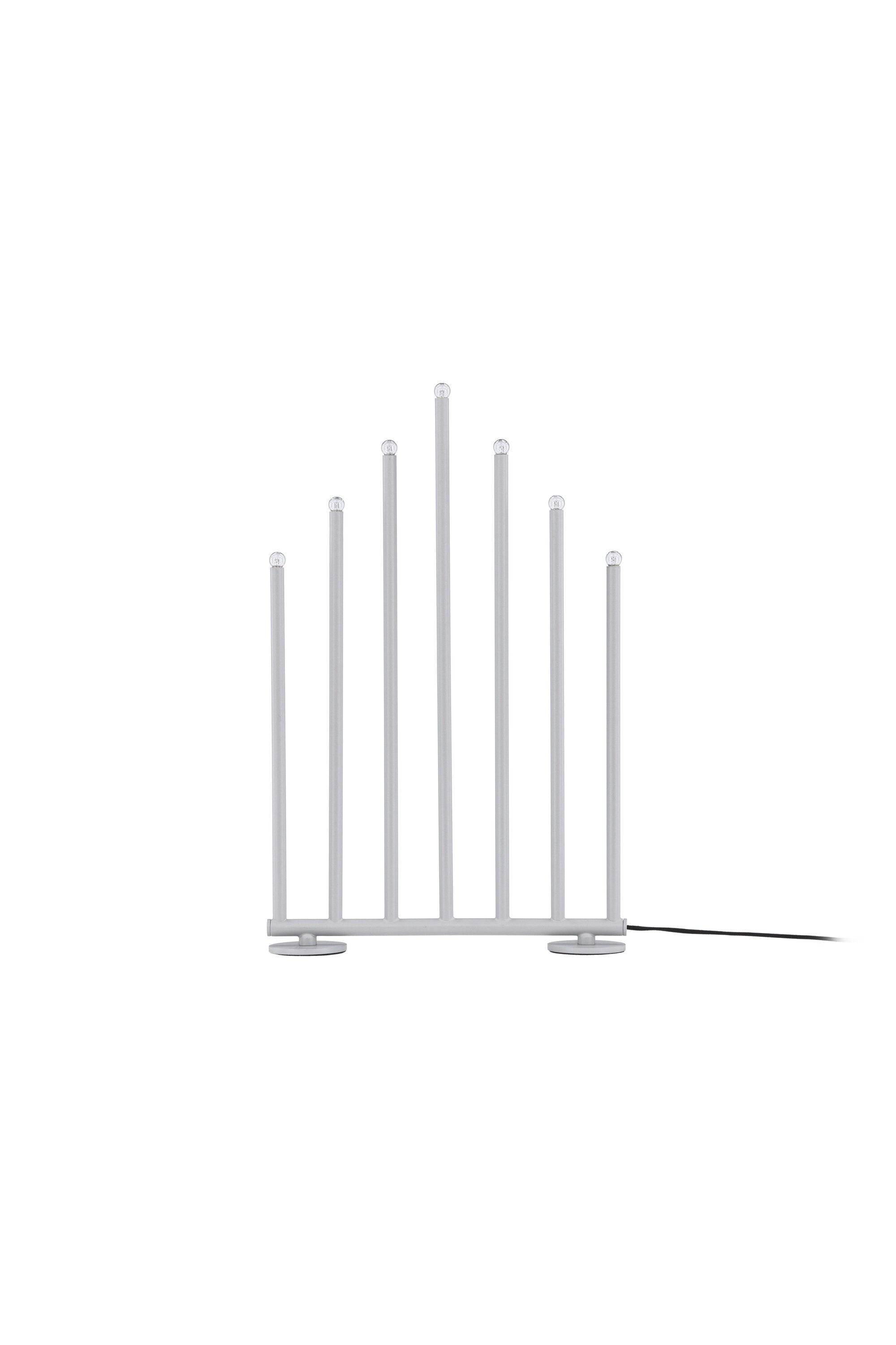 Björnfjället Tischlampe in Silber präsentiert im Onlineshop von KAQTU Design AG. Weihnachtszubehör ist von Venture Home