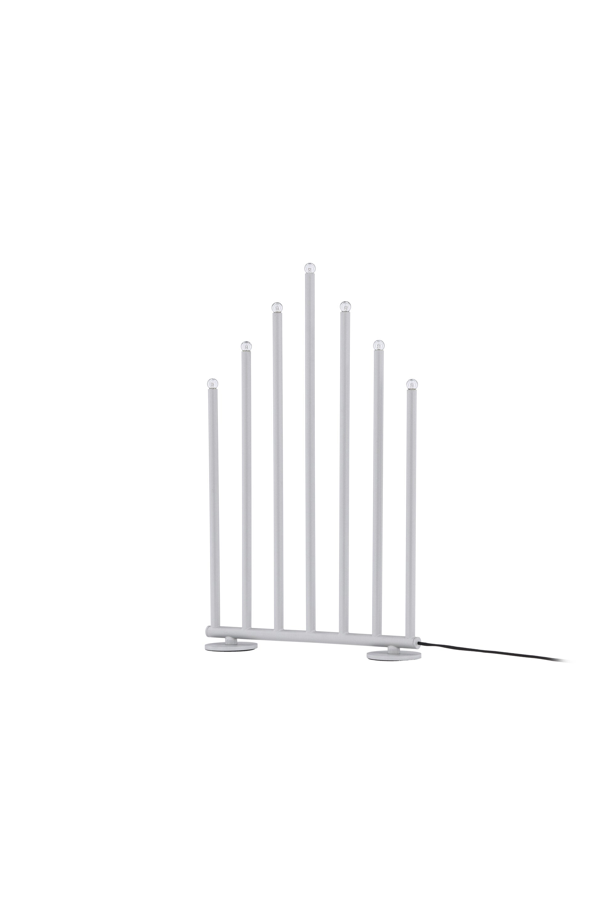 Björnfjället Tischlampe in Silber präsentiert im Onlineshop von KAQTU Design AG. Weihnachtszubehör ist von Venture Home