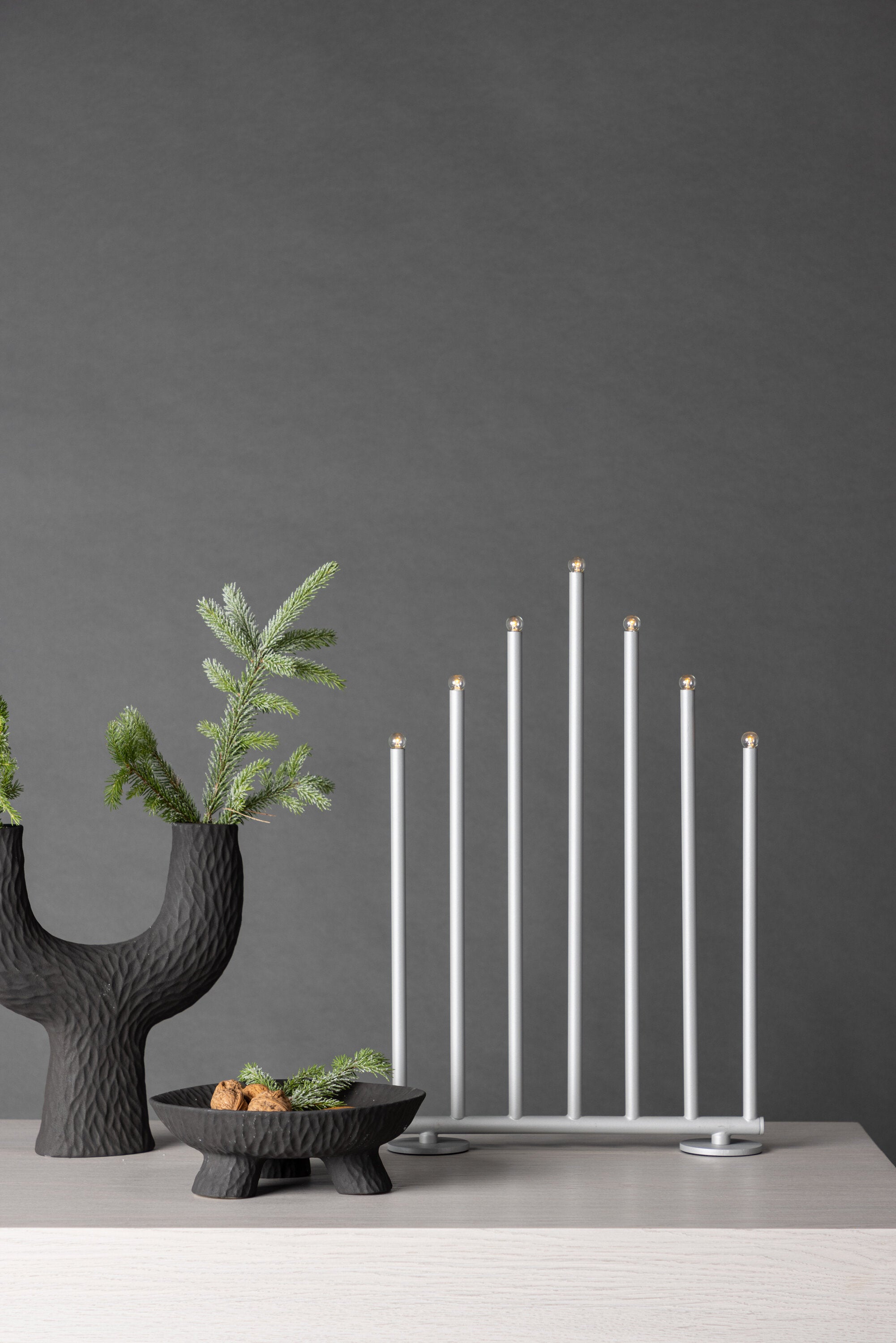 Björnfjället Tischlampe in Silber präsentiert im Onlineshop von KAQTU Design AG. Weihnachtszubehör ist von Venture Home