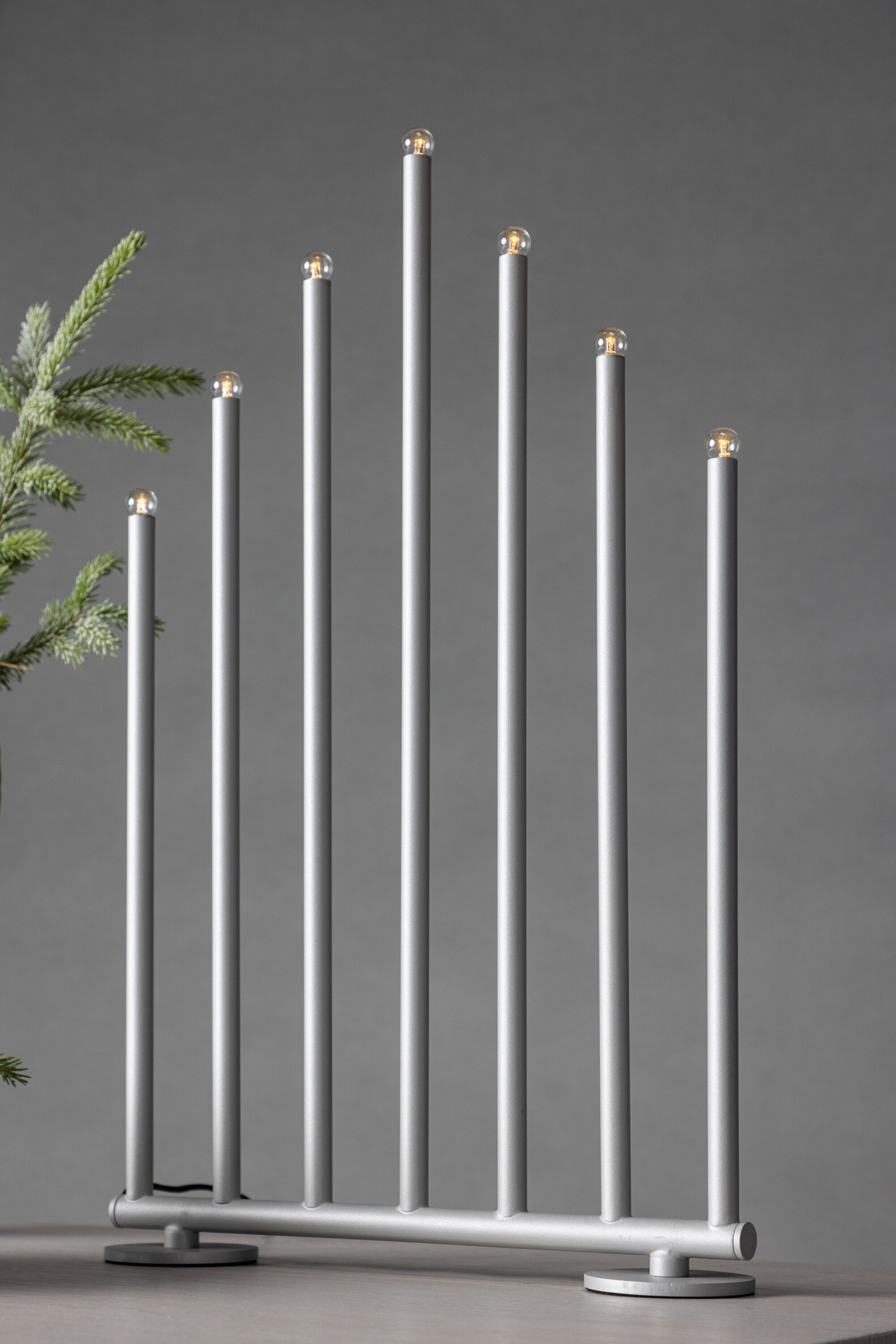 Björnfjället Tischlampe in Silber präsentiert im Onlineshop von KAQTU Design AG. Weihnachtszubehör ist von Venture Home
