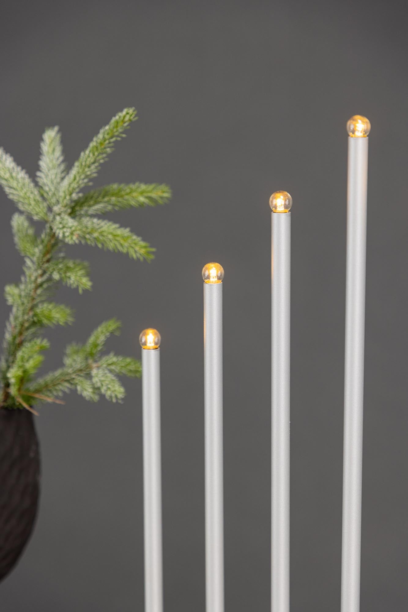 Björnfjället Tischlampe: Elegante Kombination aus schwarzem Stahl und Dreiecksform, ideal für festliche Anlässe und stimmungsvolle Beleuchtung.