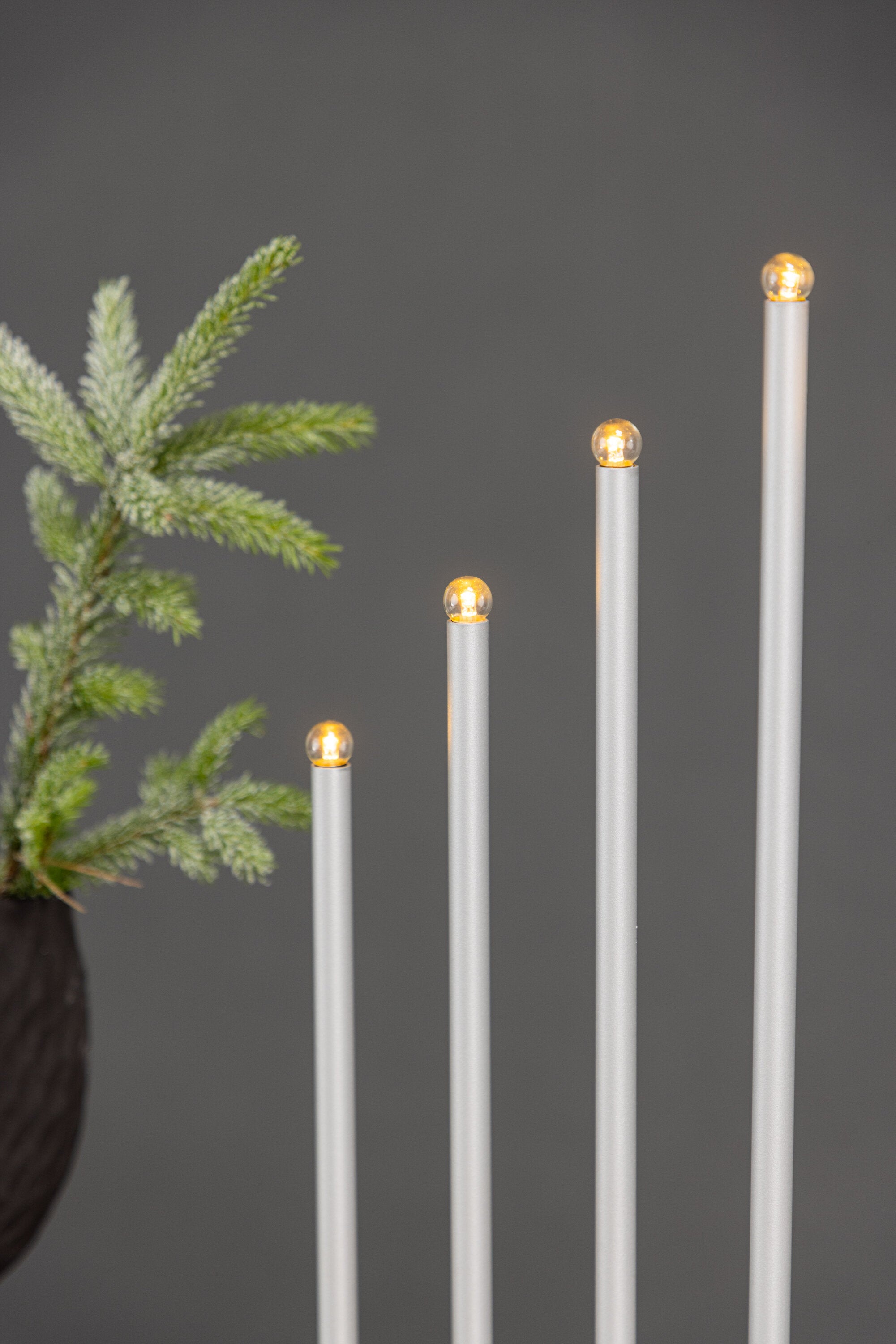 Björnfjället Tischlampe in Silber präsentiert im Onlineshop von KAQTU Design AG. Weihnachtszubehör ist von Venture Home