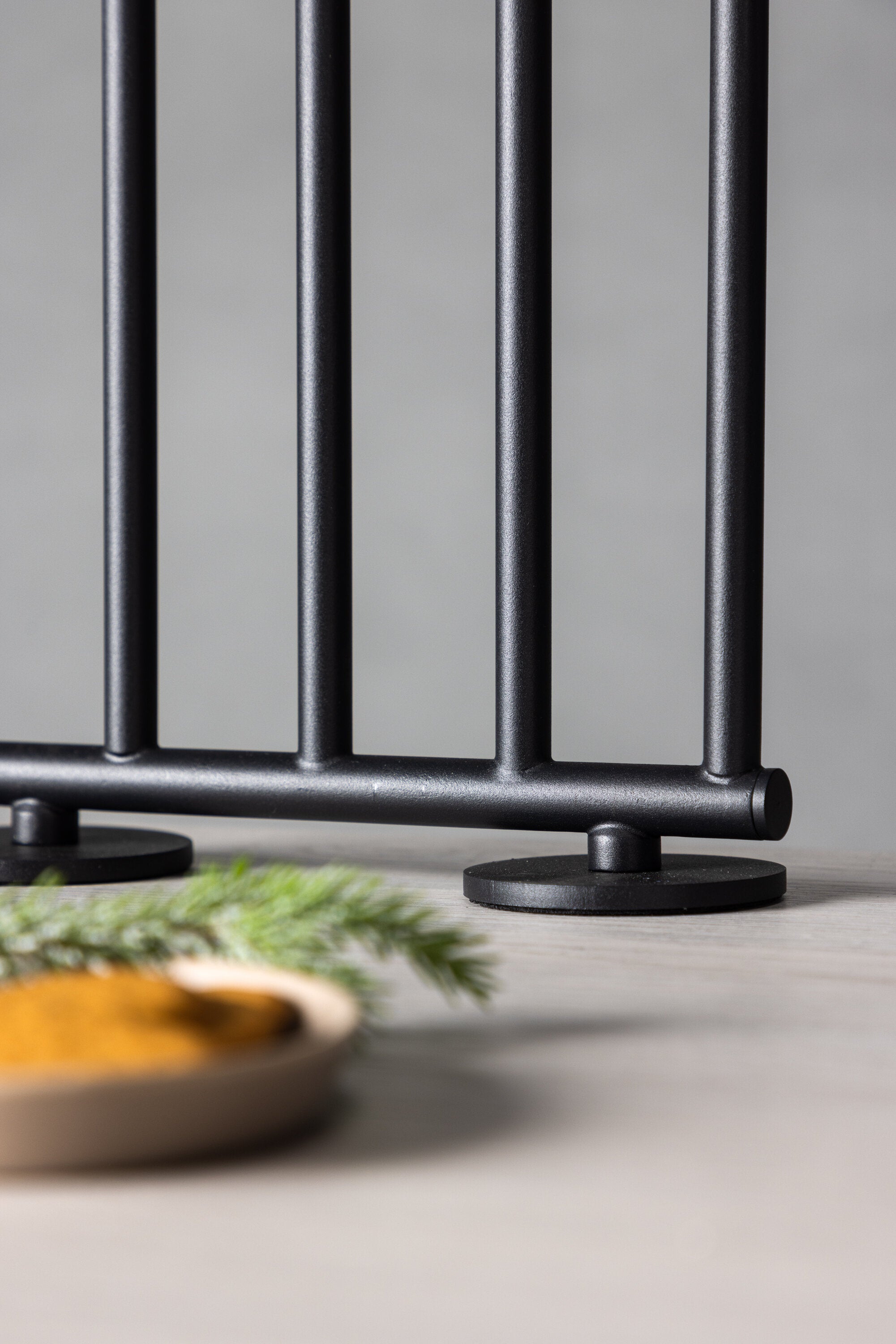 Björnfjället Tischlampe in Schwarz präsentiert im Onlineshop von KAQTU Design AG. Weihnachtszubehör ist von Venture Home
