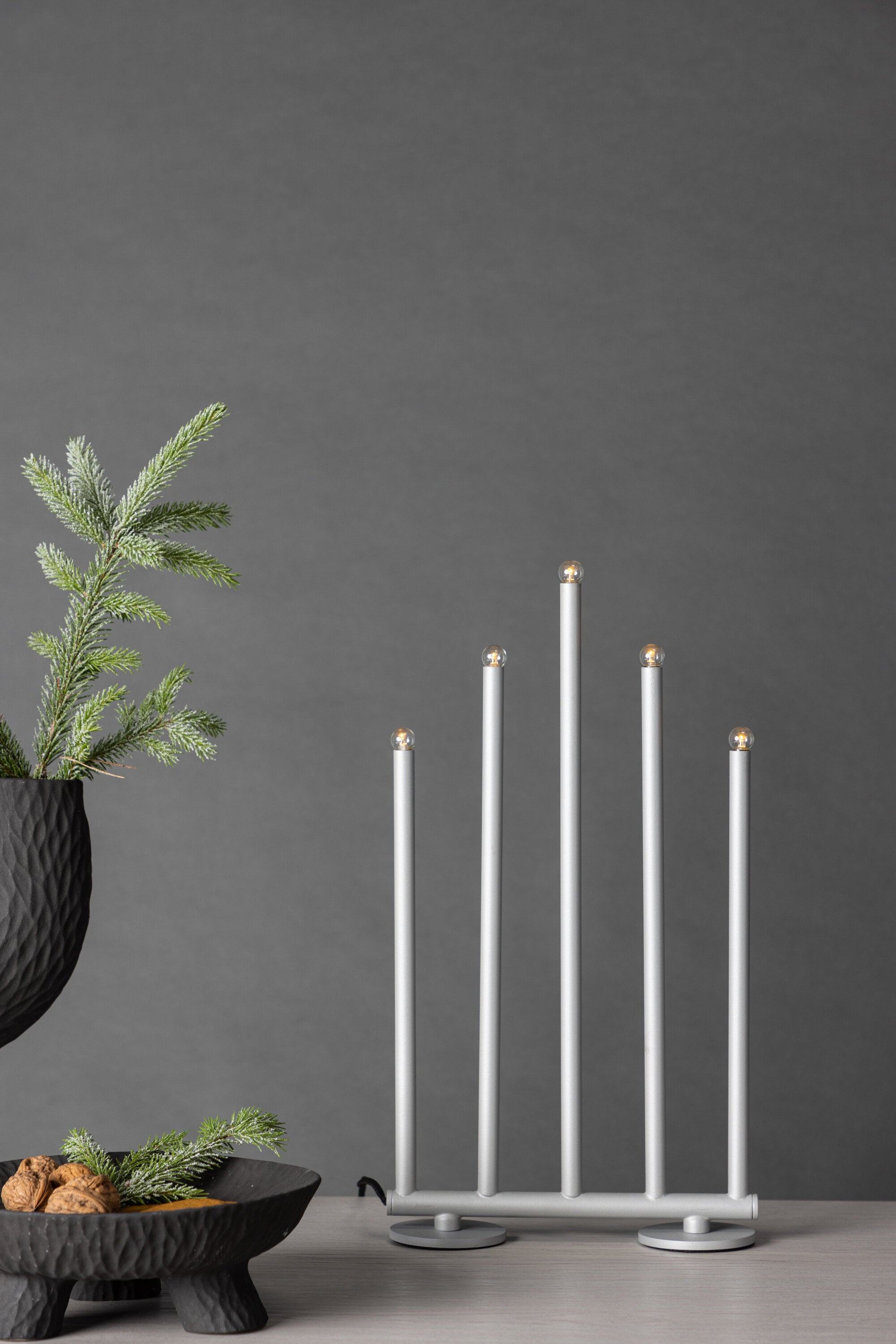 Björnfjället Tischlampe in Silber präsentiert im Onlineshop von KAQTU Design AG. Weihnachtszubehör ist von Venture Home