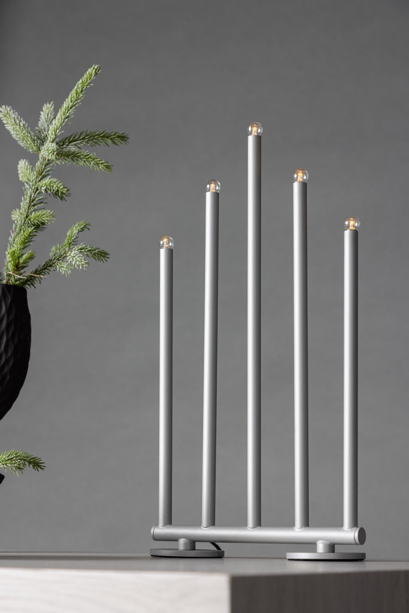 Björnfjället Tischlampe: Skandinavische Eleganz von Venture Home.