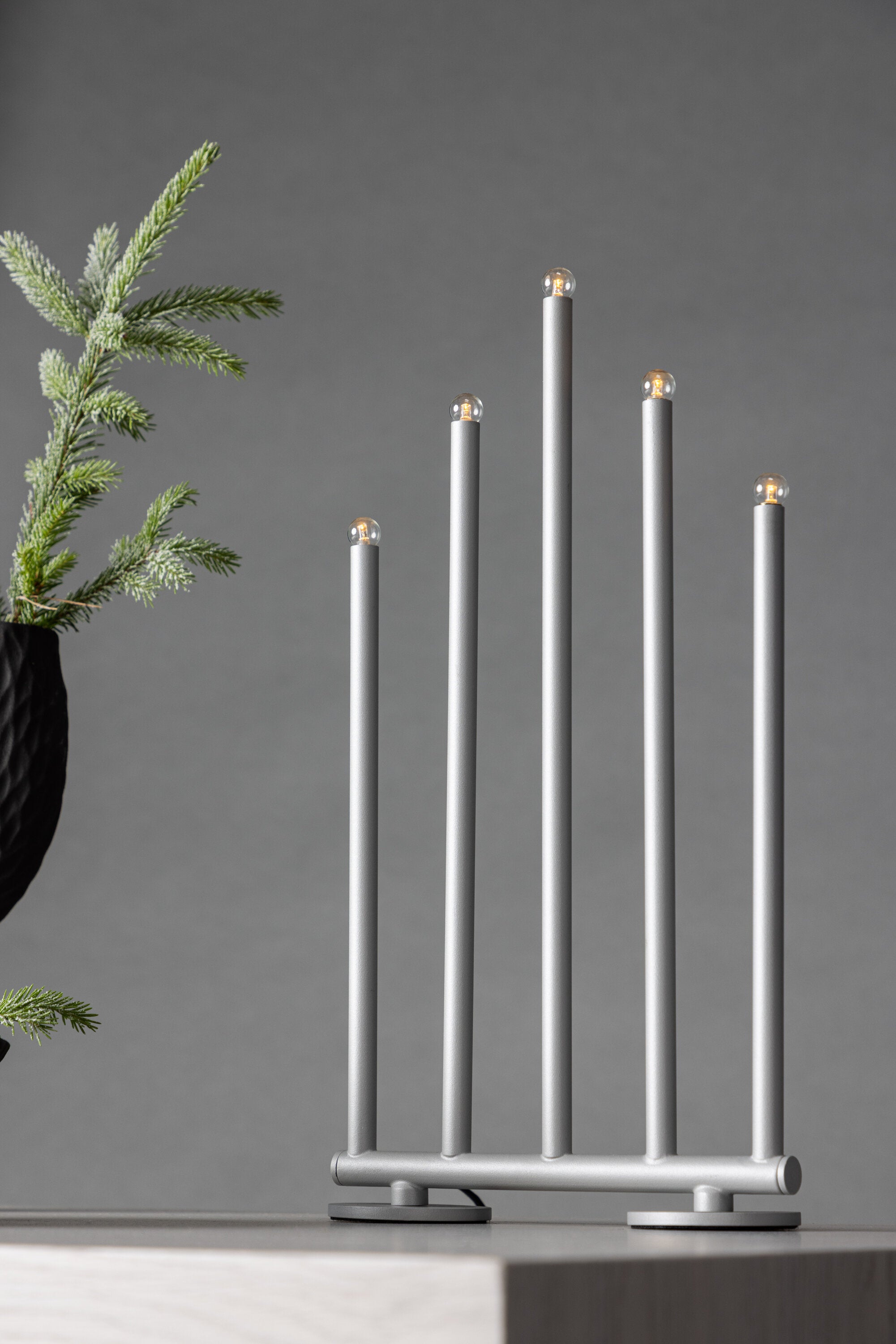 Björnfjället Tischlampe in Silber präsentiert im Onlineshop von KAQTU Design AG. Weihnachtszubehör ist von Venture Home