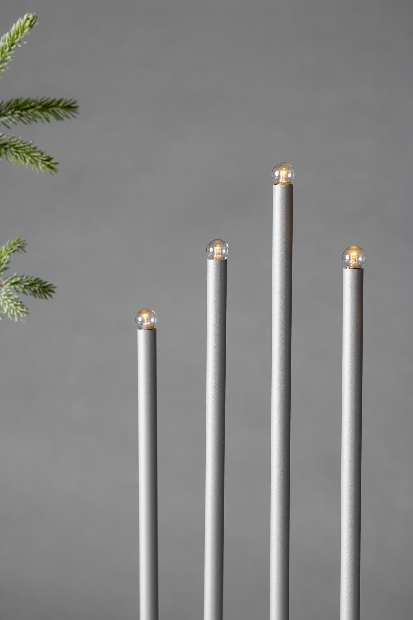 Entdecken Sie die Björnfjället Tischlampe von Venture Home – ein stilvolles Weihnachtsaccessoire mit Dimmfunktion und zeitlosem Design.