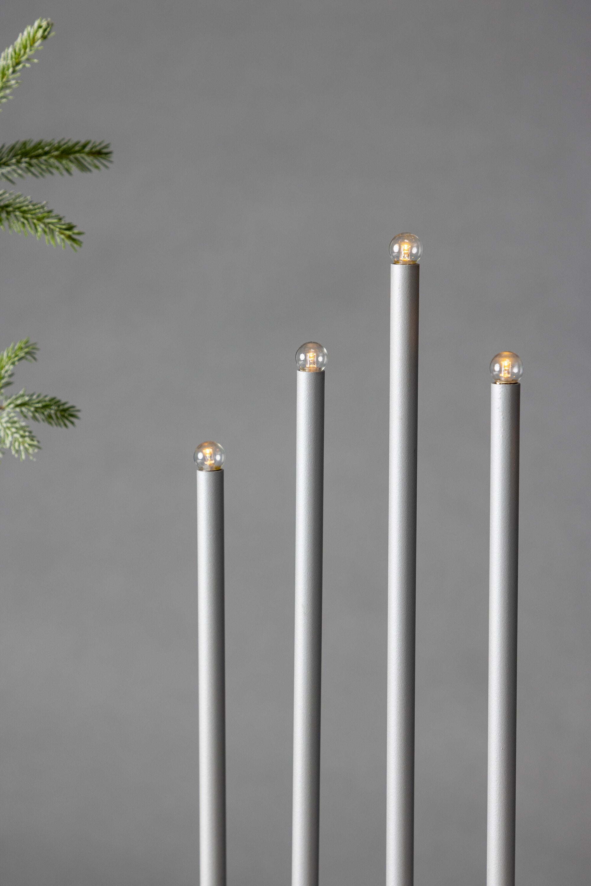 Björnfjället Tischlampe in Silber präsentiert im Onlineshop von KAQTU Design AG. Weihnachtszubehör ist von Venture Home