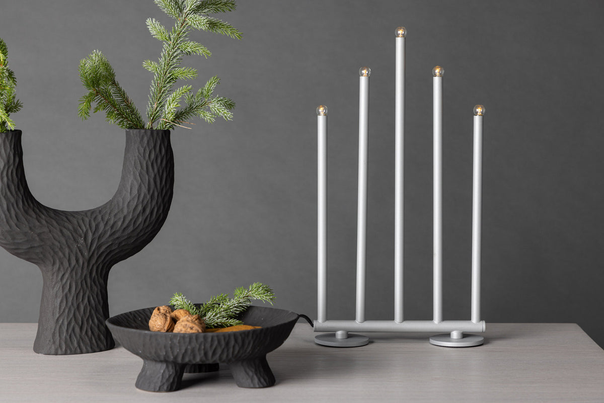 Björnfjället Tischlampe in Silber präsentiert im Onlineshop von KAQTU Design AG. Tischleuchte ist von Venture Home